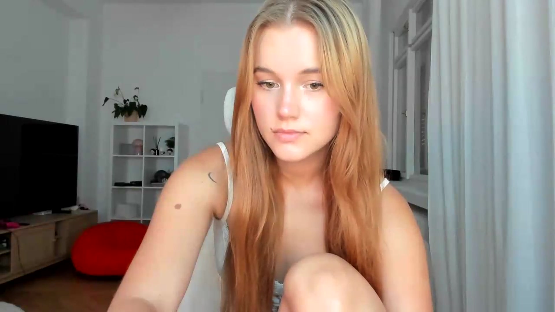 Gallery image thumbnail from Lia_lisia's myfreecams stream on, 07/26/2026, 17:35 image 18 of 20
