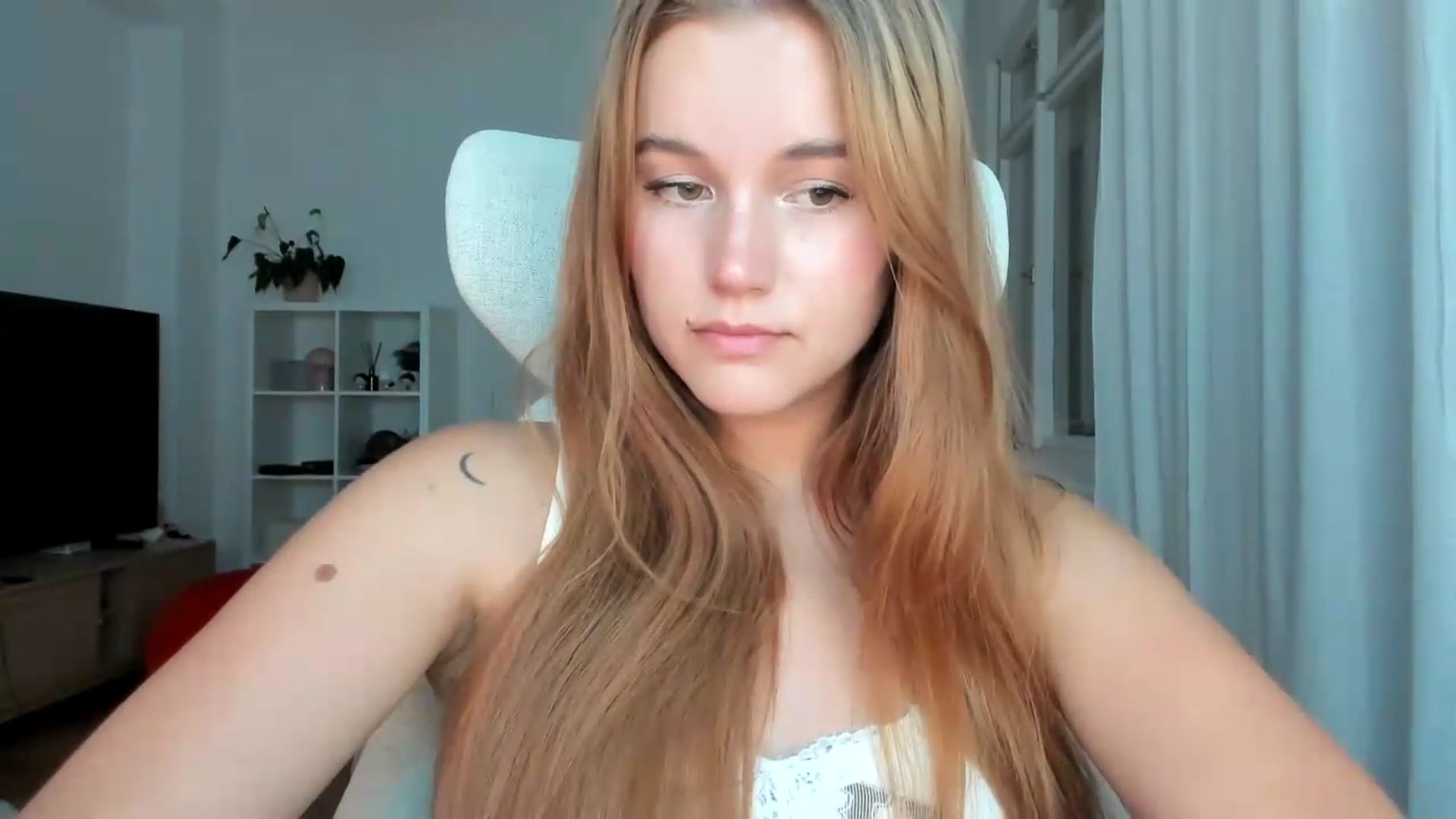 Gallery image thumbnail from Lia_lisia's myfreecams stream on, 07/26/2026, 18:22 image 3 of 20