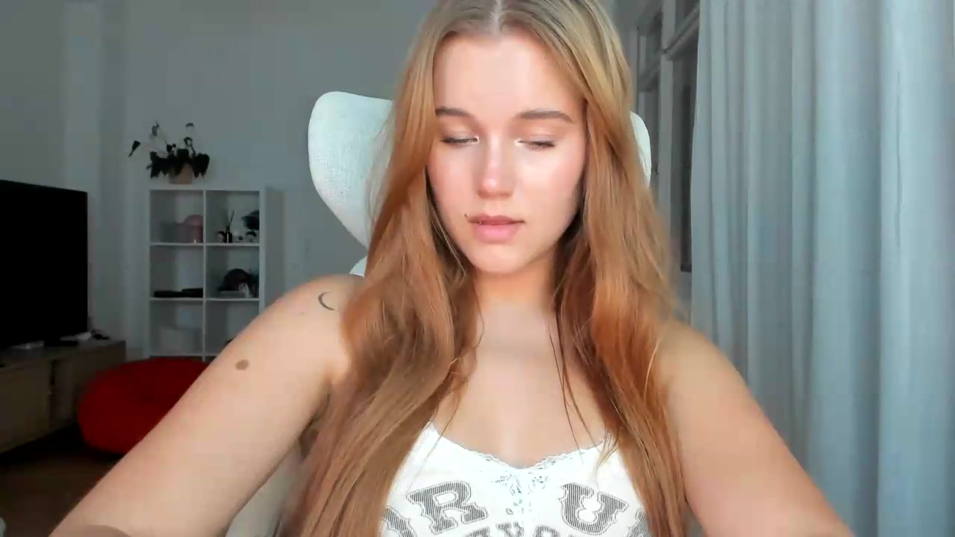 Gallery image thumbnail from Lia_lisia's myfreecams stream on, 07/26/2026, 19:13 image 3 of 20