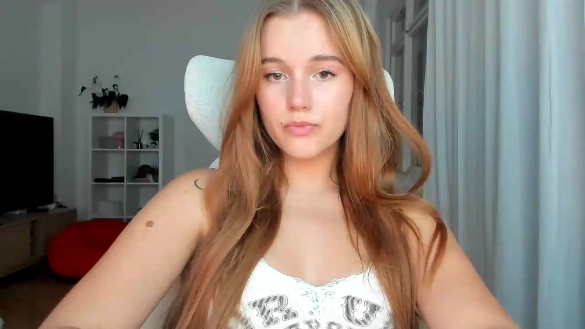 Gallery image thumbnail from Lia_lisia's myfreecams stream on, 07/26/2026, 19:13 image 4 of 20