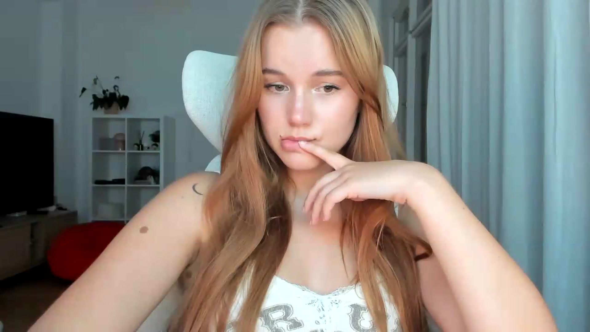 Gallery image thumbnail from Lia_lisia's myfreecams stream on, 07/26/2026, 19:13 image 7 of 20
