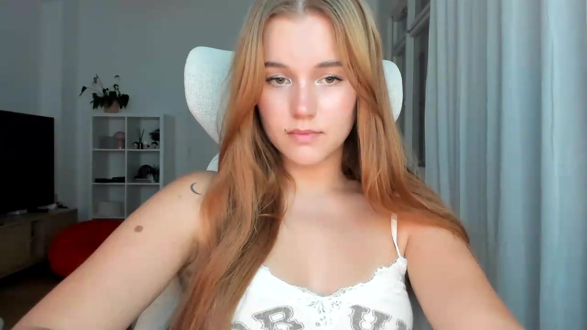 Gallery image thumbnail from Lia_lisia's myfreecams stream on, 07/26/2026, 19:13 image 10 of 20