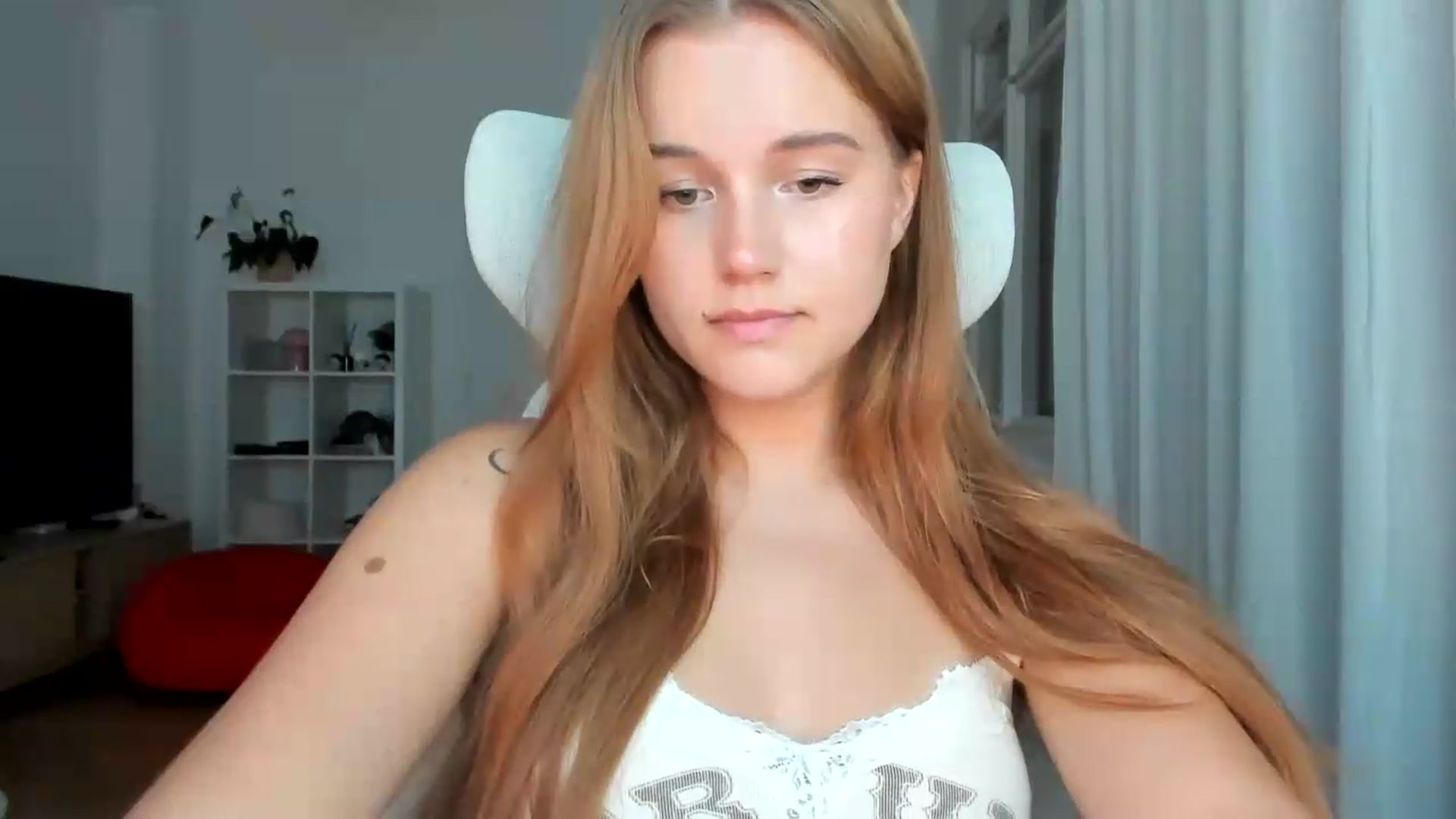 Gallery image thumbnail from Lia_lisia's myfreecams stream on, 07/26/2026, 19:13 image 16 of 20