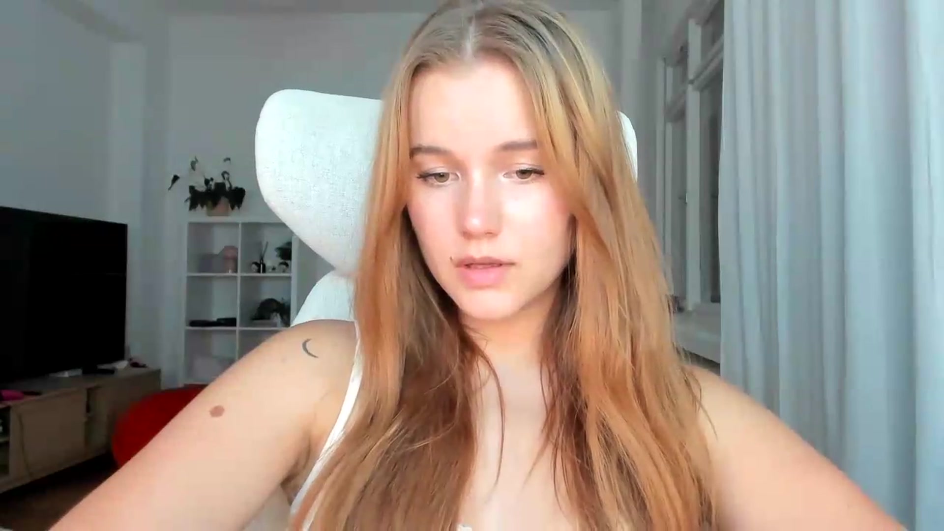Gallery image thumbnail from Lia_lisia's myfreecams stream on, 07/26/2026, 20:59 image 16 of 20