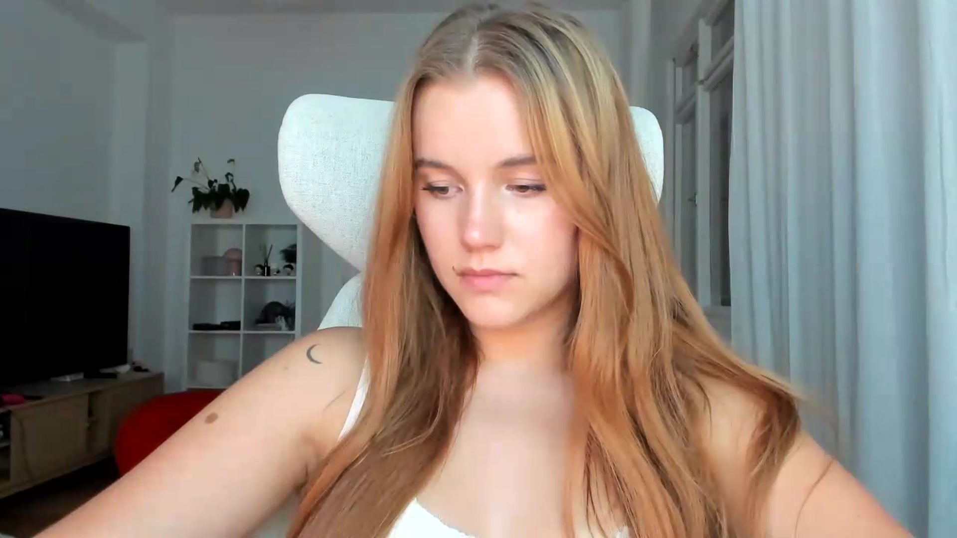 Gallery image thumbnail from Lia_lisia's myfreecams stream on, 07/26/2026, 20:59 image 18 of 20