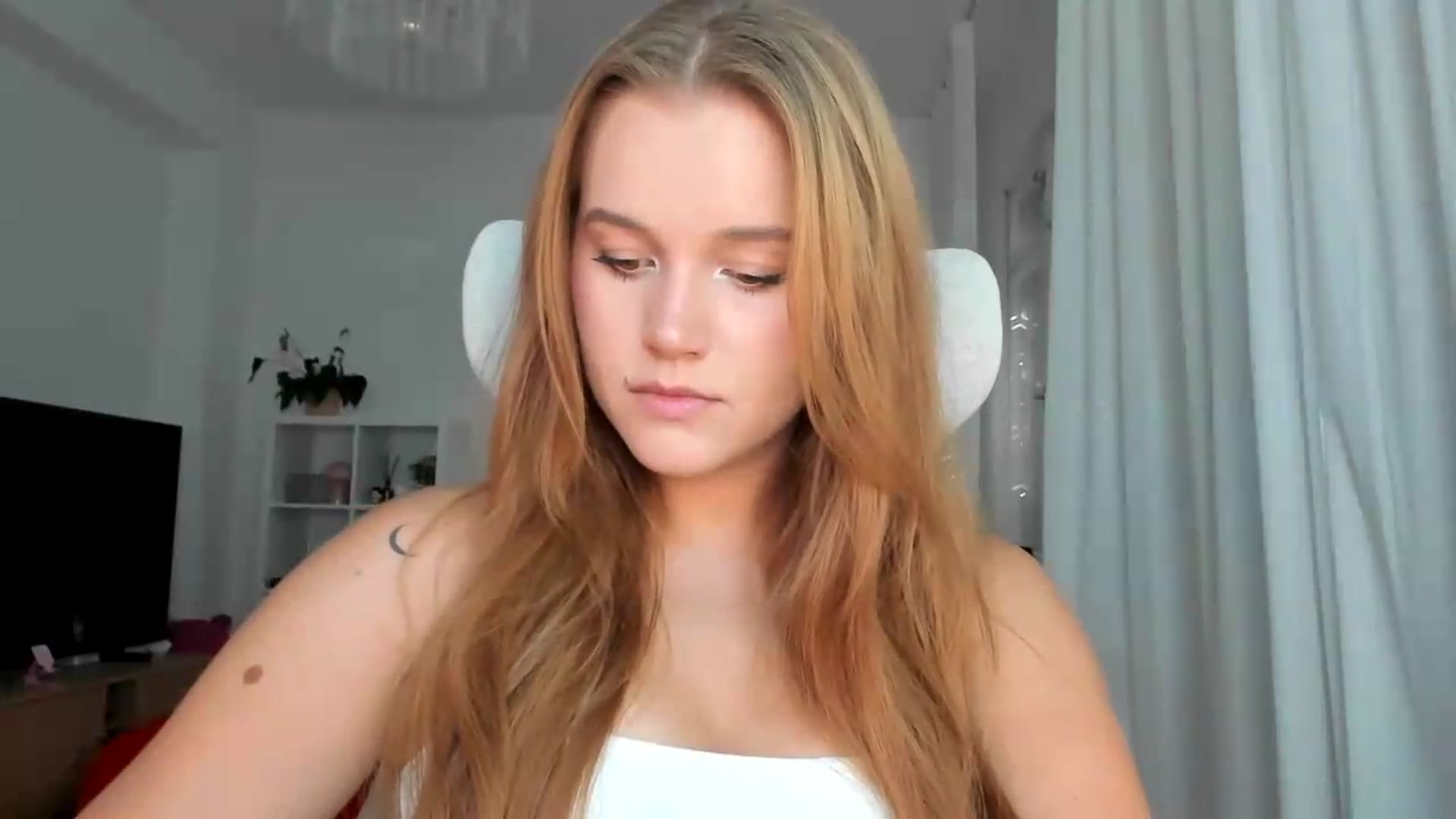Gallery image thumbnail from Lia_lisia's myfreecams stream on, 07/28/2026, 16:20 image 9 of 20
