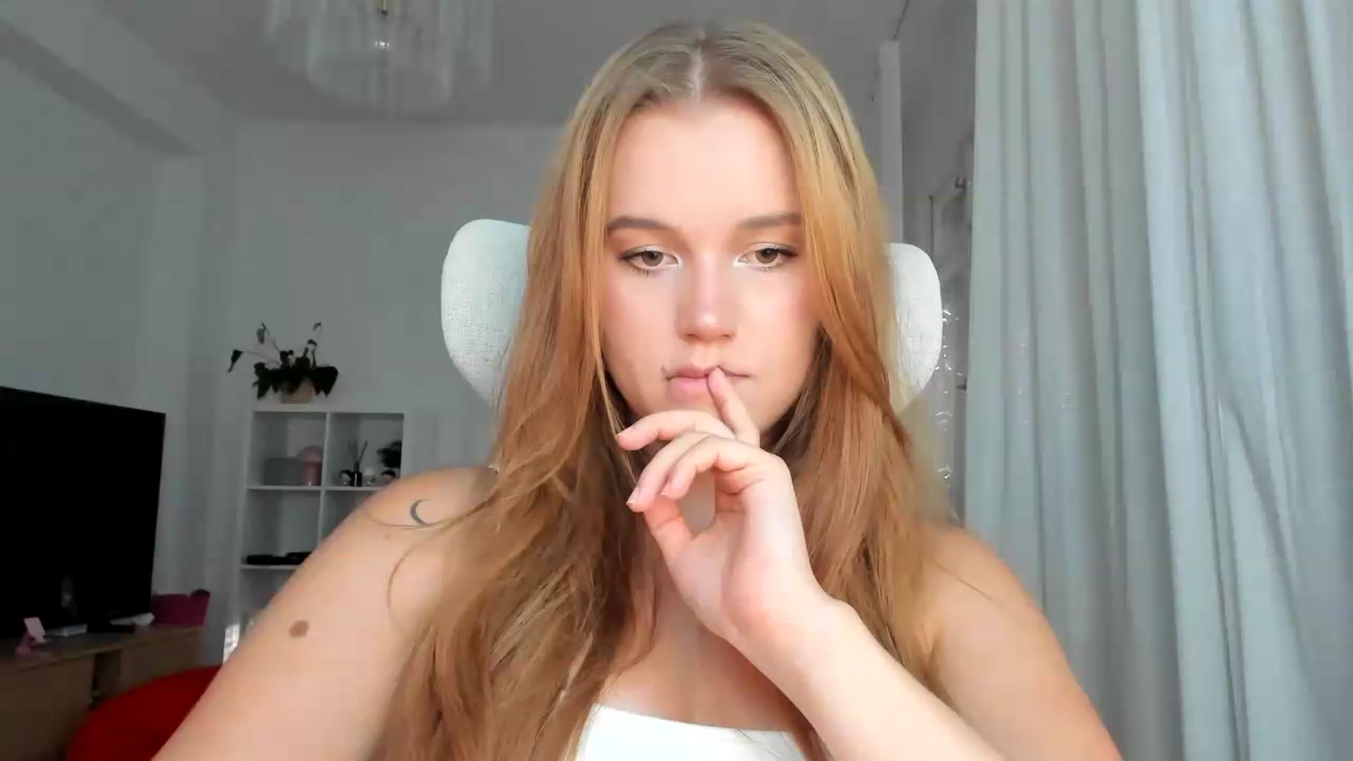 Gallery image thumbnail from Lia_lisia's myfreecams stream on, 07/28/2026, 16:20 image 12 of 20