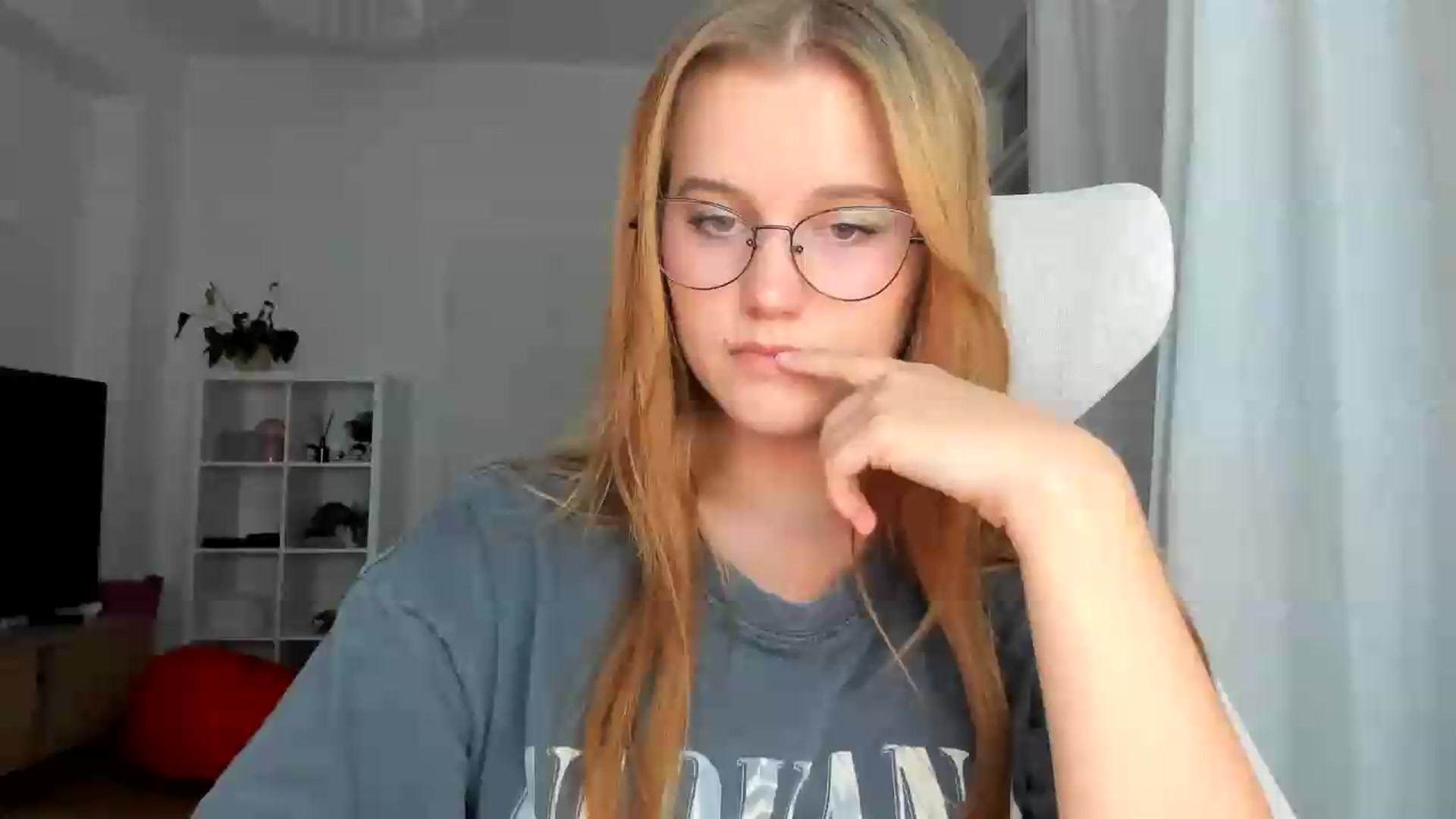 Gallery image thumbnail from Lia_lisia's myfreecams stream on, 07/28/2026, 21:40 image 1 of 20