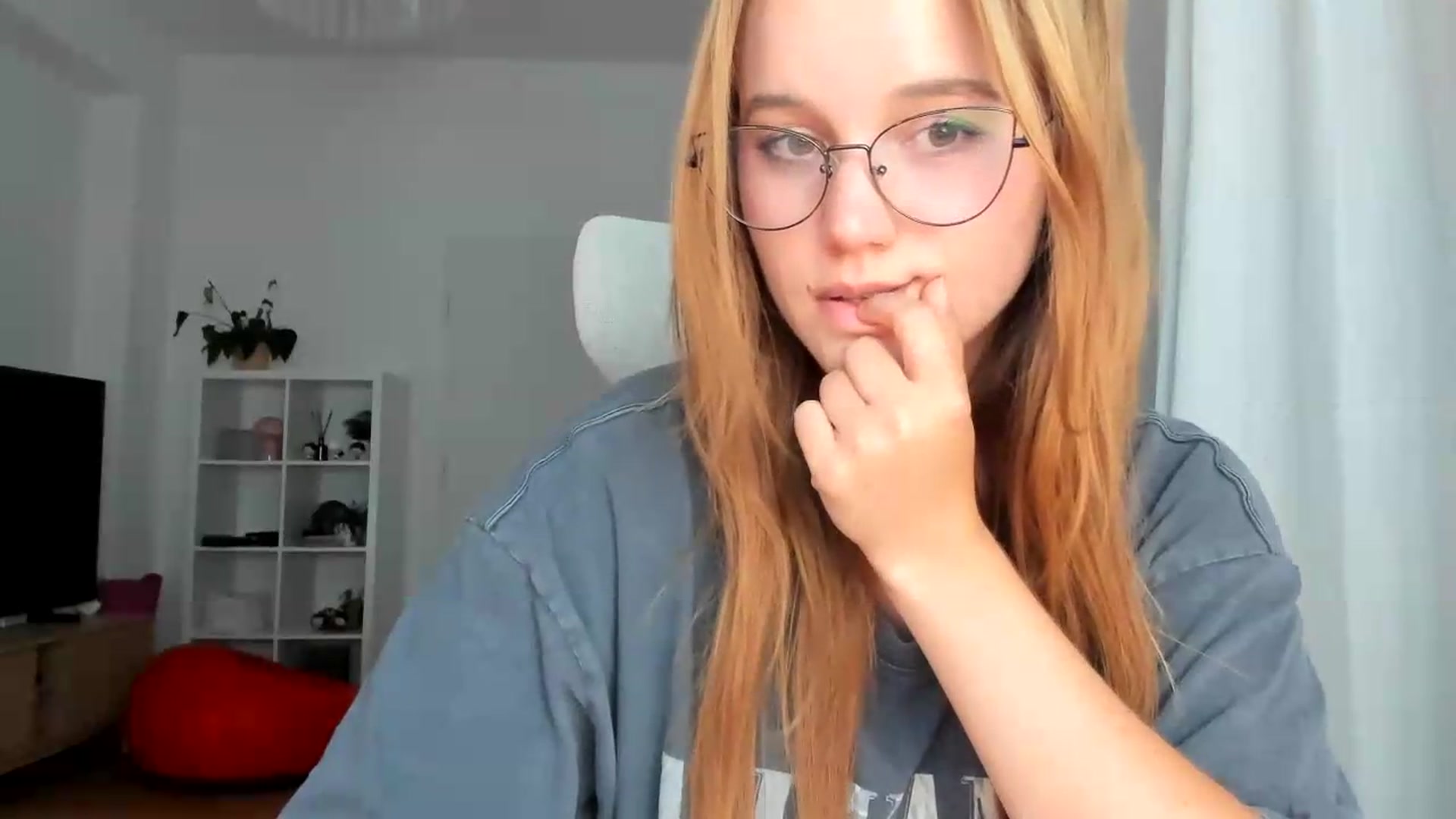 Gallery image thumbnail from Lia_lisia's myfreecams stream on, 07/28/2026, 21:40 image 13 of 20