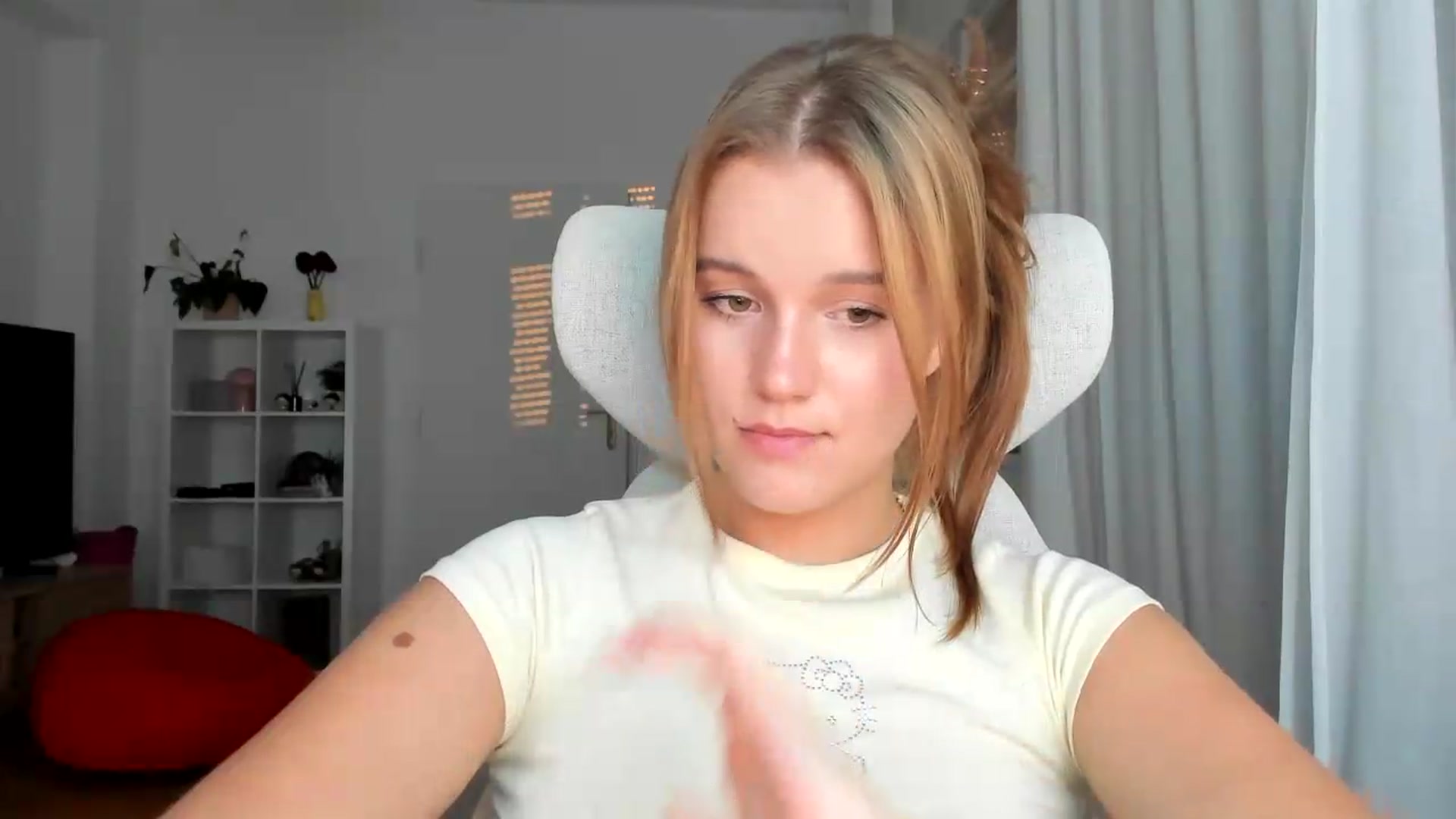 Gallery image thumbnail from Lia_lisia's myfreecams stream on, 07/29/2026, 18:09 image 13 of 20