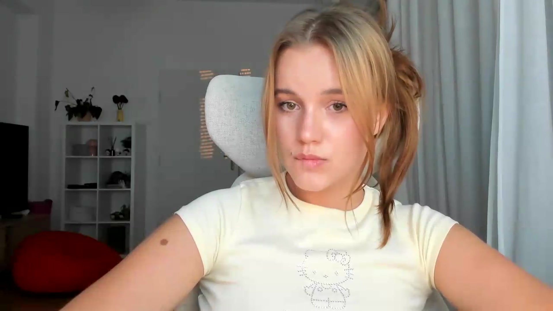 Gallery image thumbnail from Lia_lisia's myfreecams stream on, 07/29/2026, 18:09 image 16 of 20