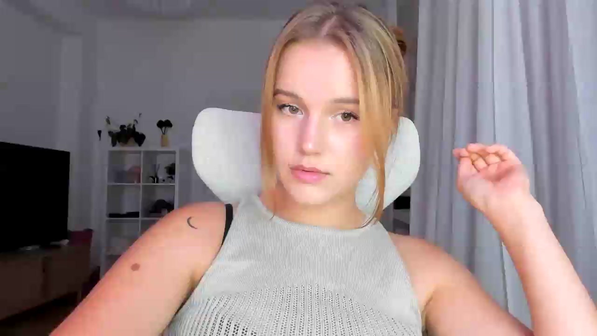 Gallery image thumbnail from Lia_lisia's myfreecams stream on, 07/31/2026, 18:21 image 13 of 20