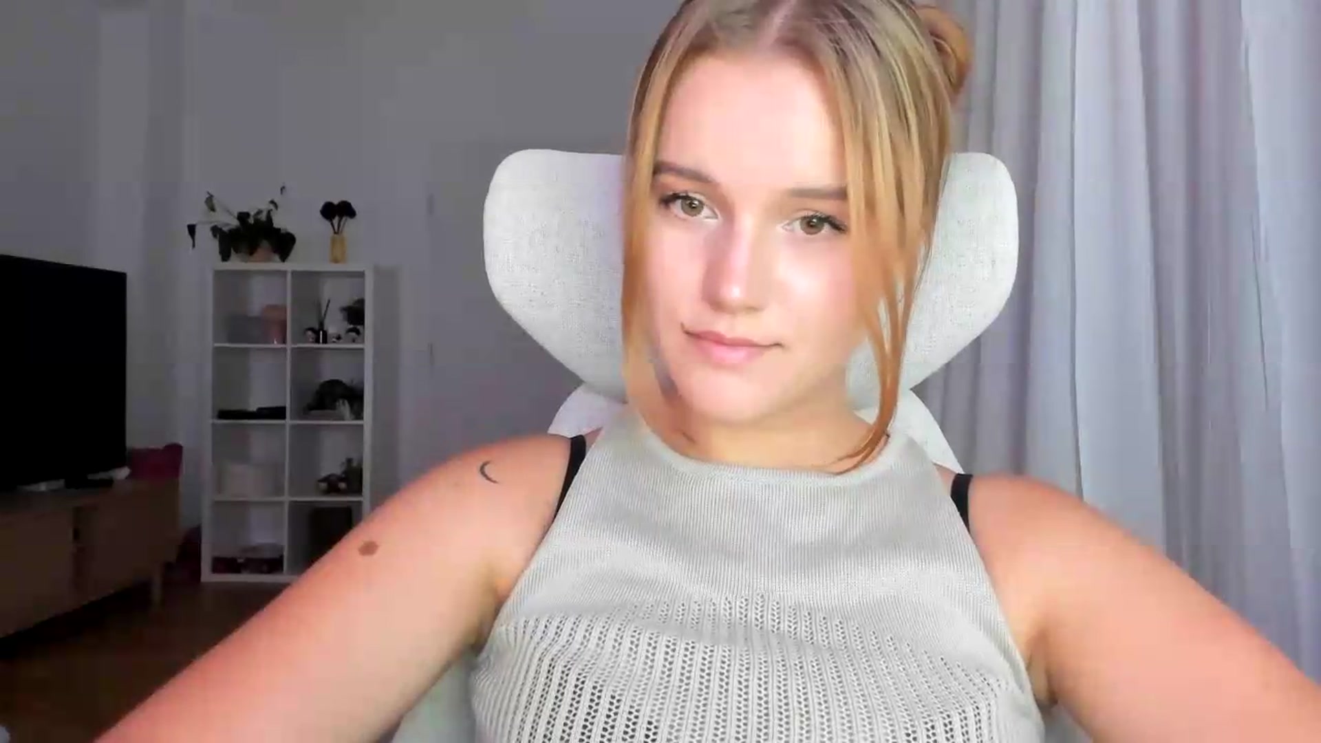 Gallery image thumbnail from Lia_lisia's myfreecams stream on, 07/31/2026, 19:19 image 14 of 20