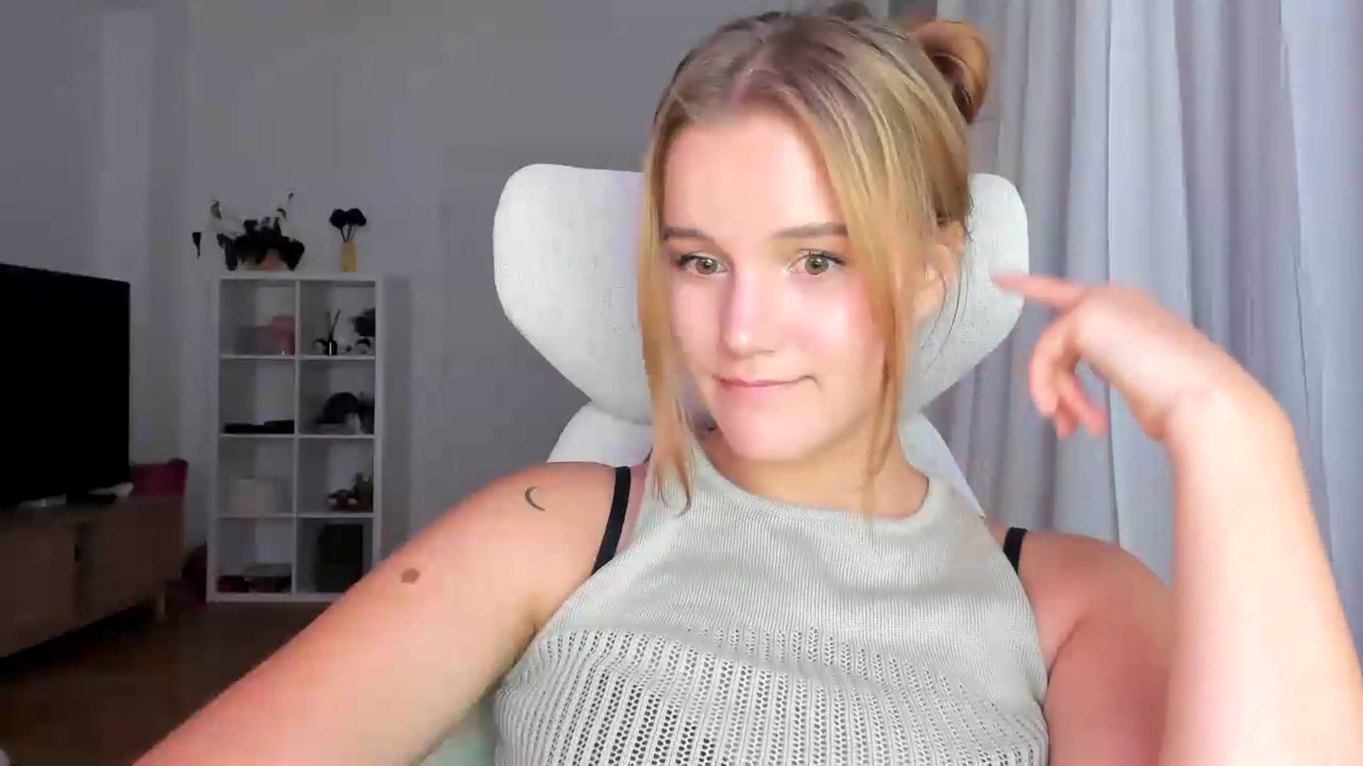 Gallery image thumbnail from Lia_lisia's myfreecams stream on, 07/31/2026, 19:19 image 17 of 20