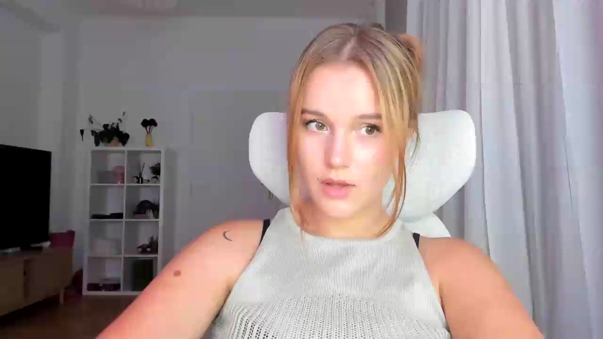 Gallery image thumbnail from Lia_lisia's myfreecams stream on, 07/31/2026, 20:11 image 2 of 20