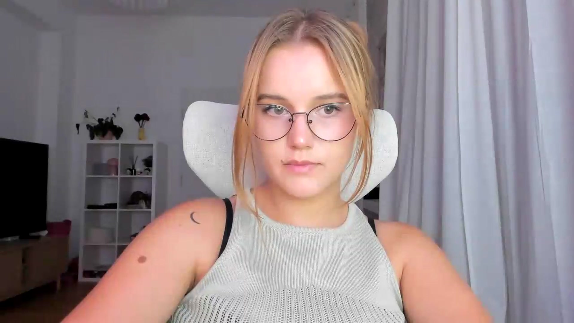 Gallery image thumbnail from Lia_lisia's myfreecams stream on, 07/31/2026, 20:11 image 17 of 20