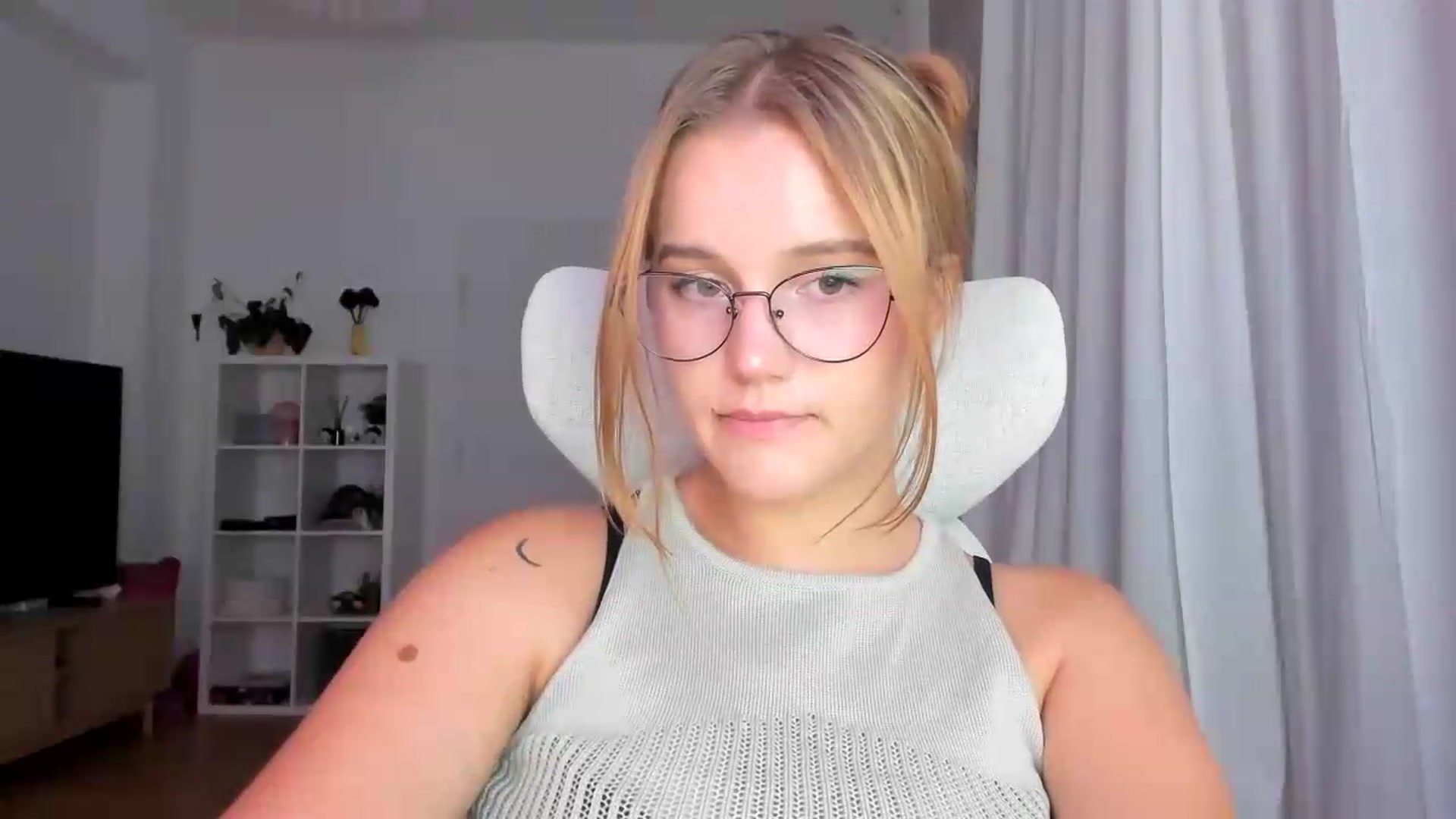 Gallery image thumbnail from Lia_lisia's myfreecams stream on, 07/31/2026, 20:11 image 15 of 20