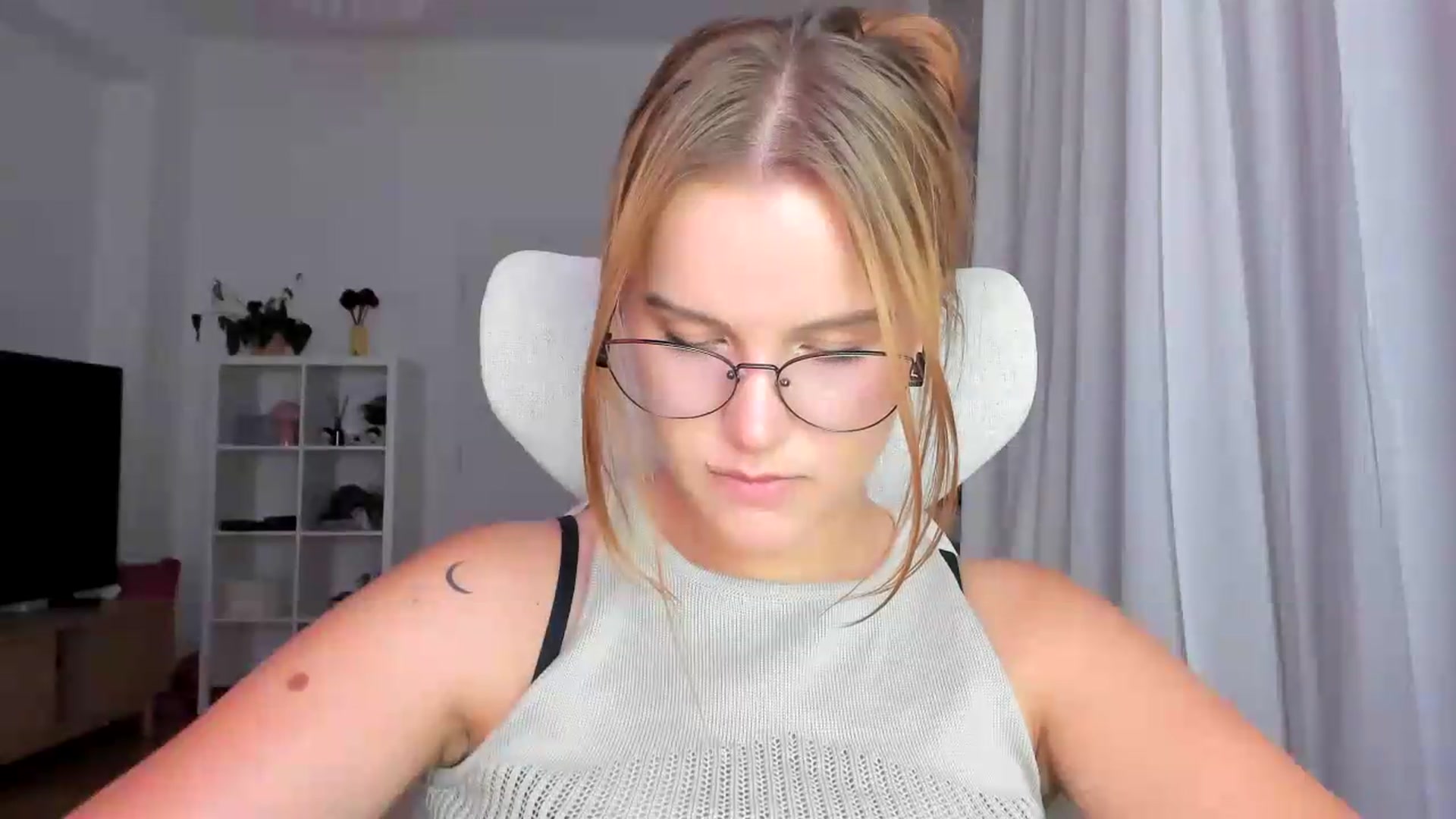 Gallery image thumbnail from Lia_lisia's myfreecams stream on, 07/31/2026, 20:11 image 19 of 20