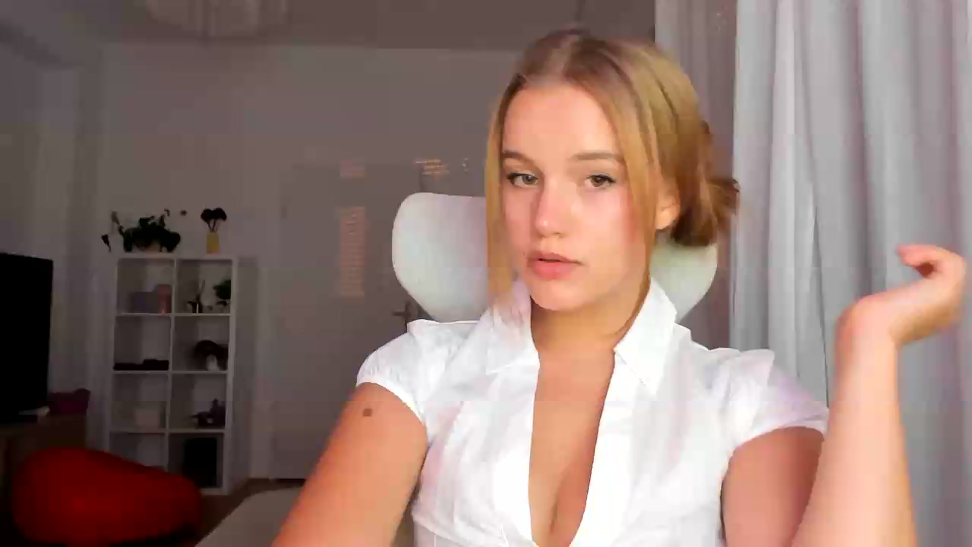 Gallery image thumbnail from Lia_lisia's myfreecams stream on, 08/03/2026, 18:05 image 19 of 20