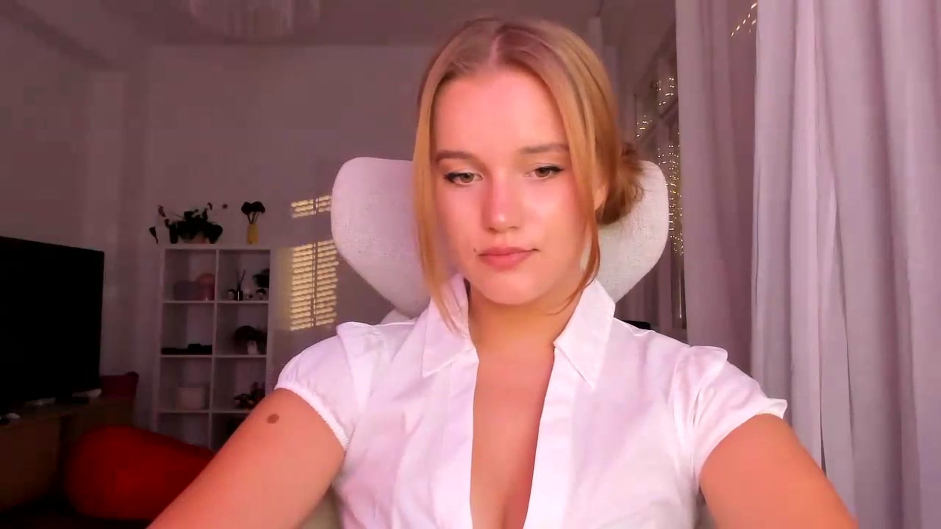 Gallery image thumbnail from Lia_lisia's myfreecams stream on, 08/03/2026, 18:05 image 6 of 20