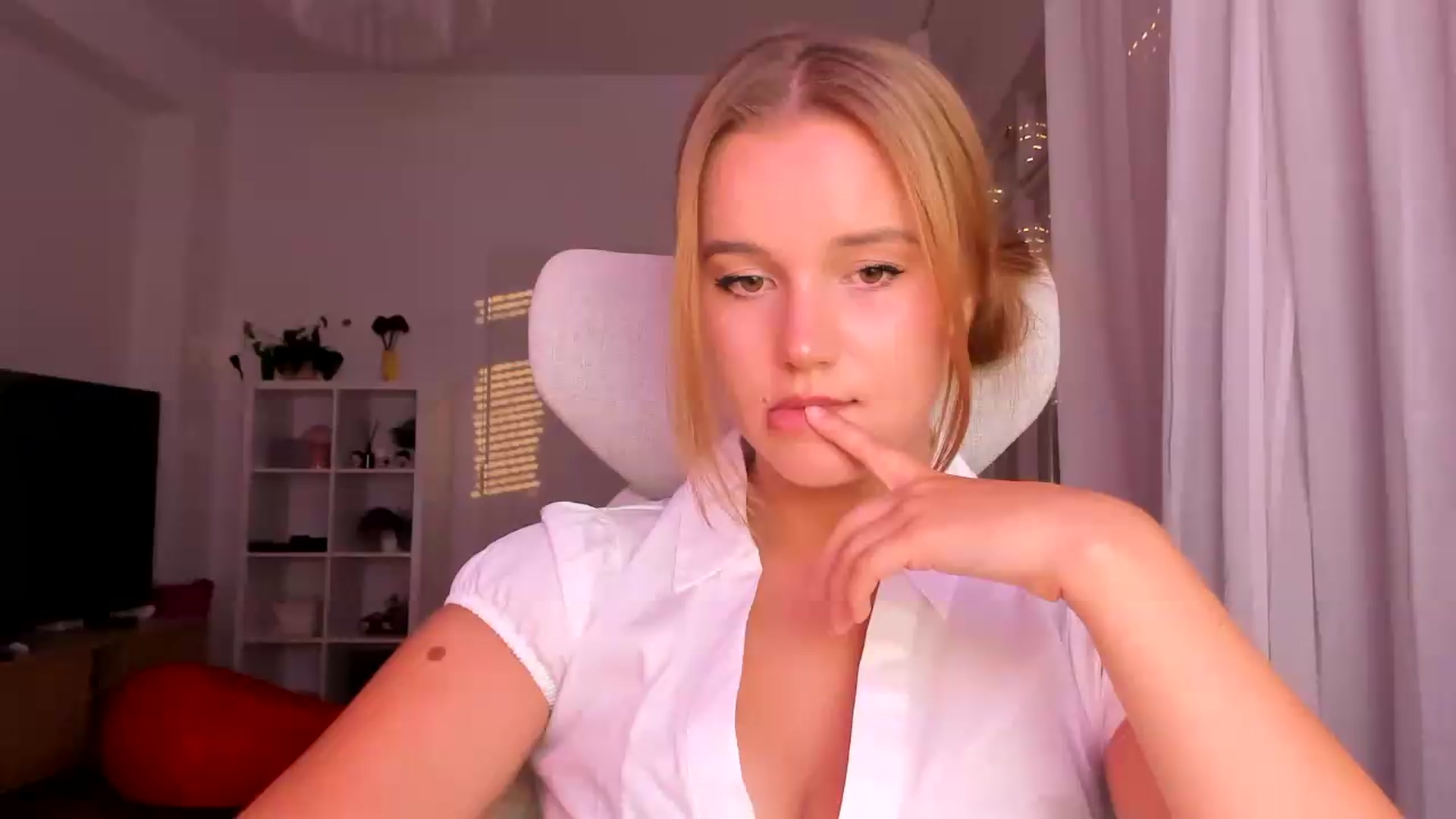 Gallery image thumbnail from Lia_lisia's myfreecams stream on, 08/03/2026, 18:05 image 9 of 20