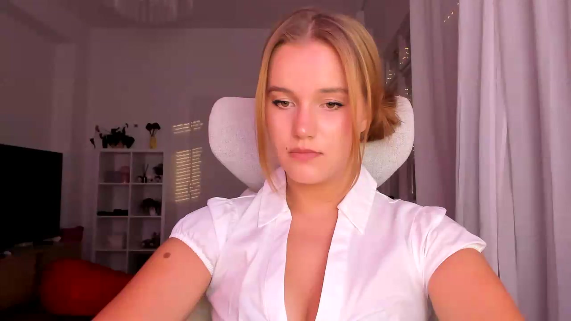 Gallery image thumbnail from Lia_lisia's myfreecams stream on, 08/03/2026, 18:05 image 5 of 20