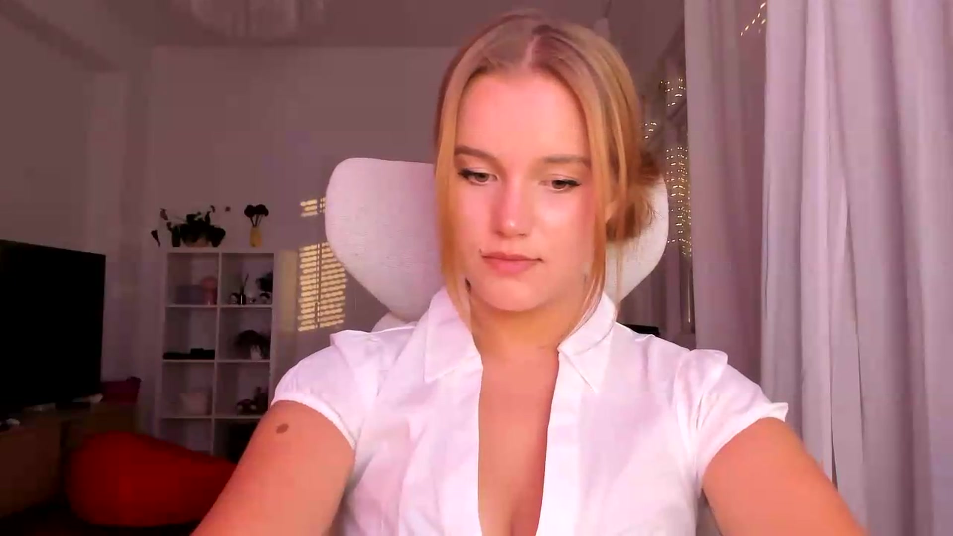 Gallery image thumbnail from Lia_lisia's myfreecams stream on, 08/03/2026, 18:05 image 7 of 20
