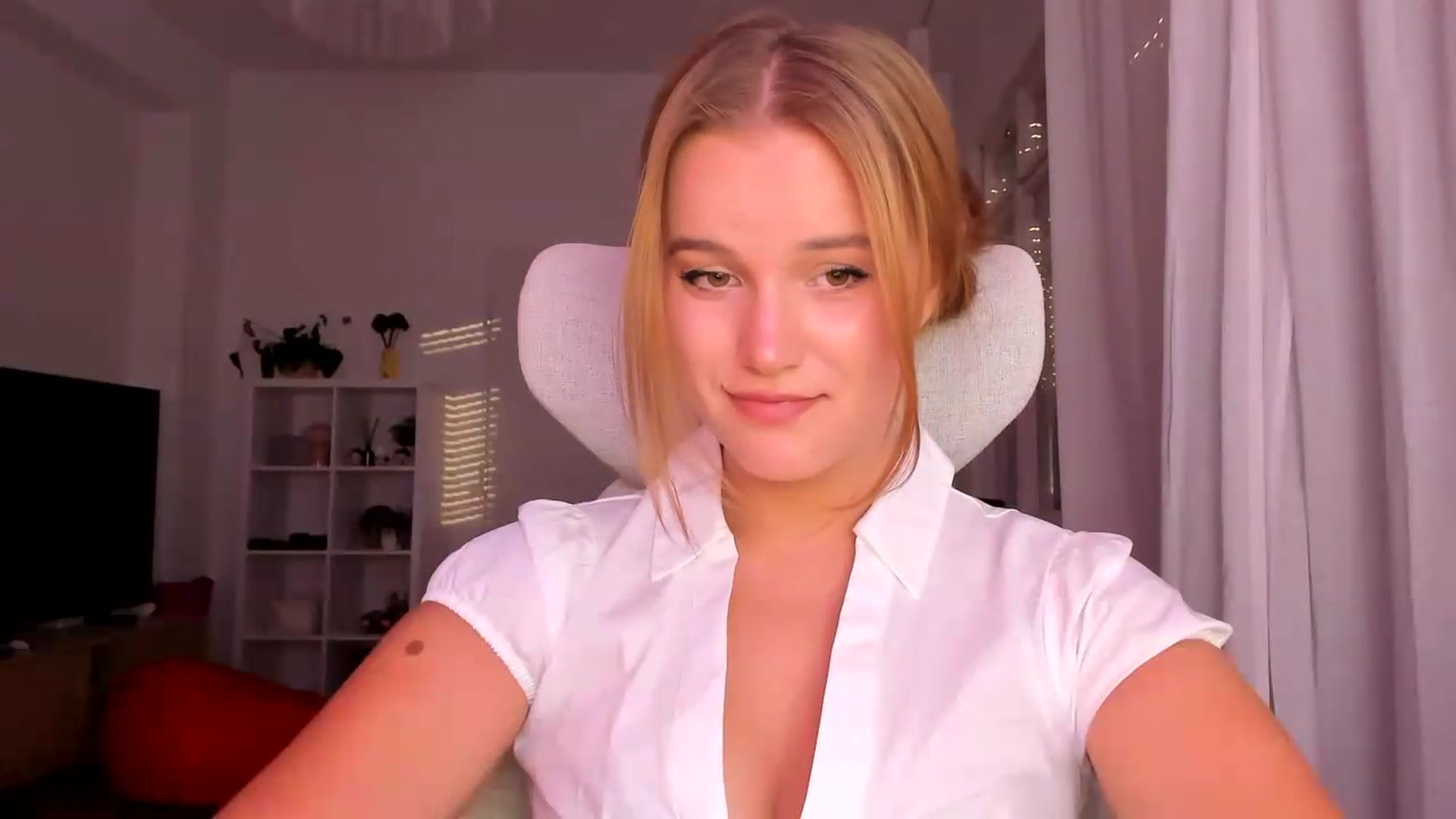 Gallery image thumbnail from Lia_lisia's myfreecams stream on, 08/03/2026, 18:05 image 3 of 20