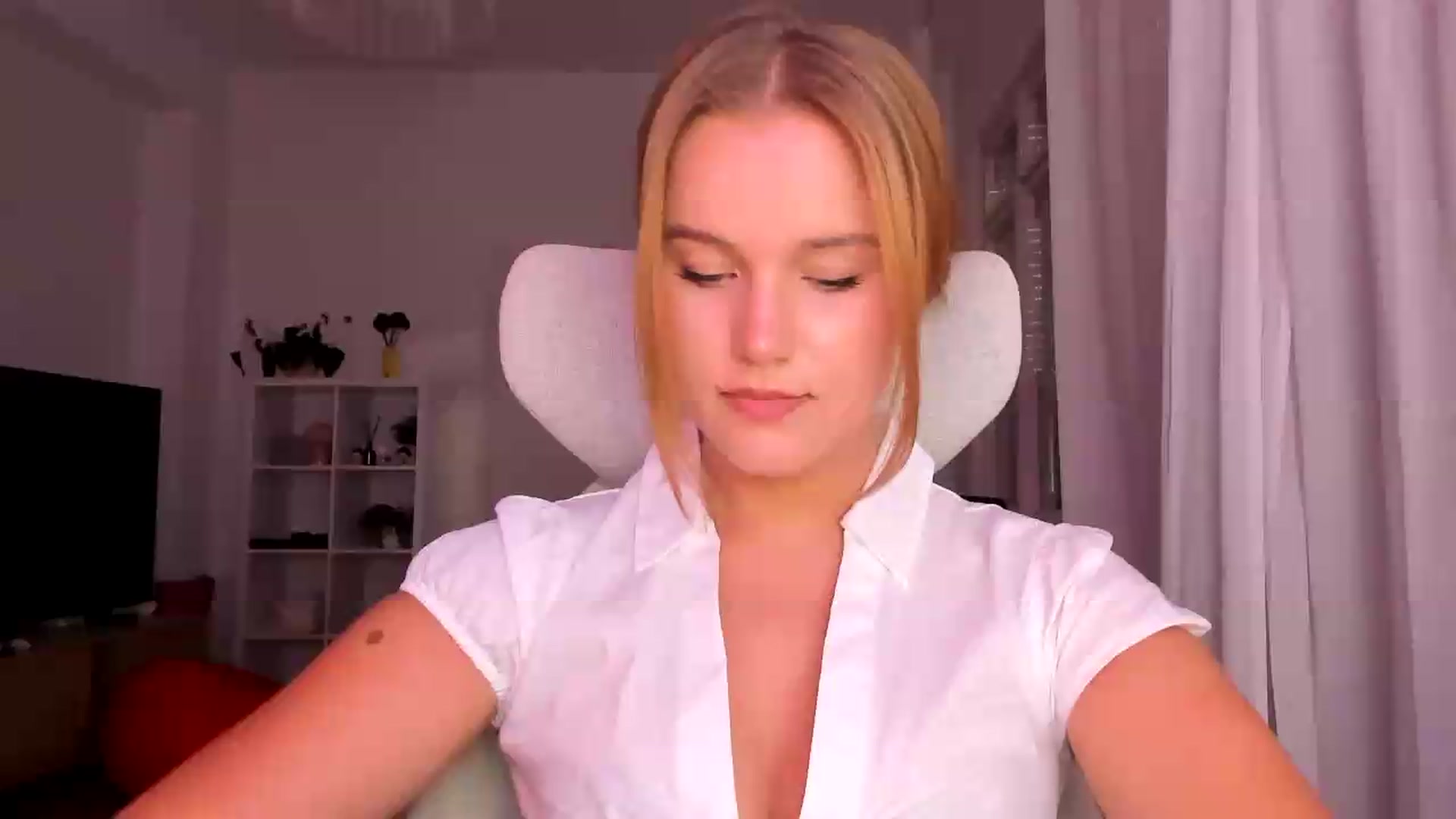 Gallery image thumbnail from Lia_lisia's myfreecams stream on, 08/03/2026, 18:05 image 1 of 20