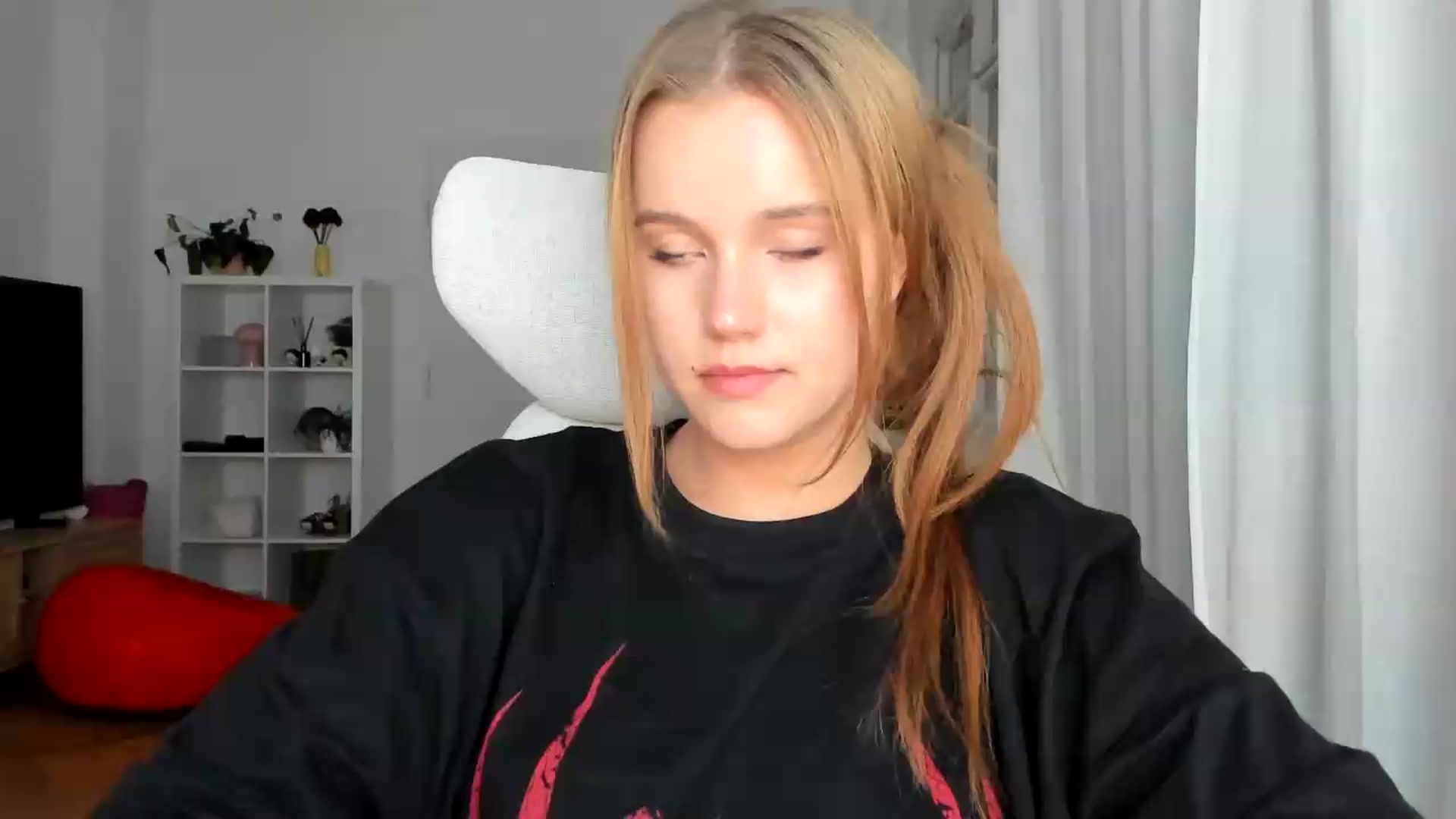 Gallery image thumbnail from Lia_lisia's myfreecams stream on, 08/03/2026, 21:37 image 9 of 20