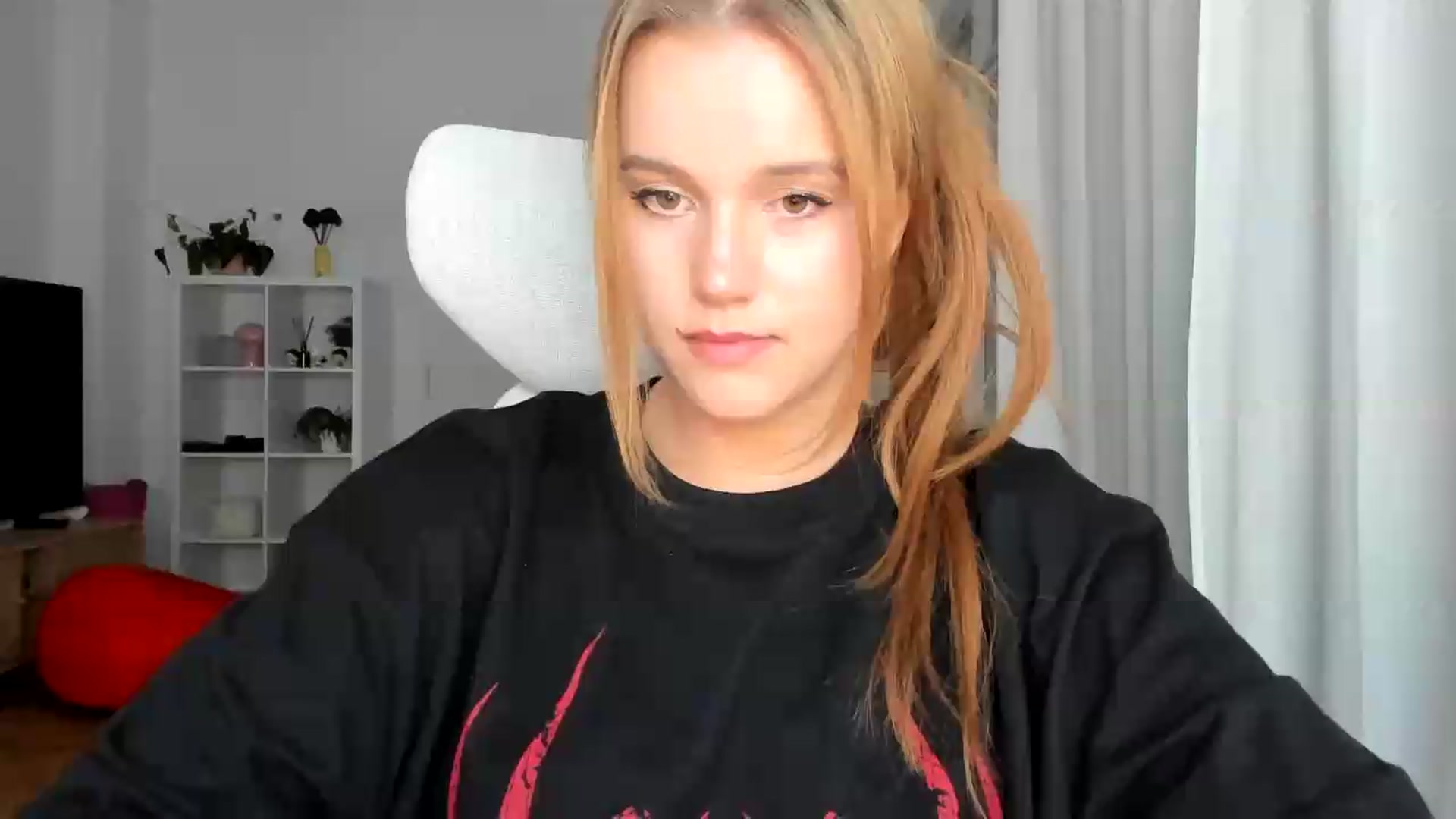 Gallery image thumbnail from Lia_lisia's myfreecams stream on, 08/03/2026, 21:37 image 7 of 20