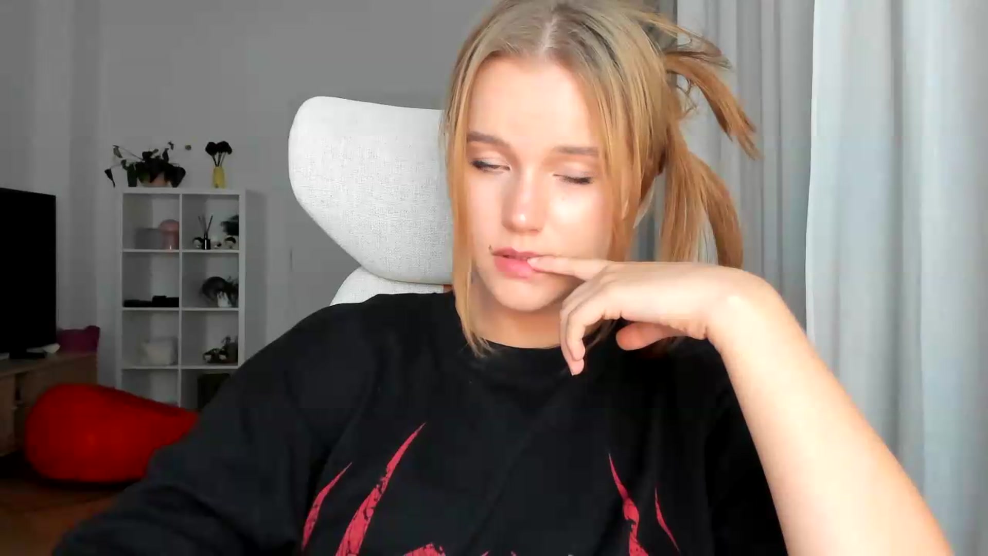 Gallery image thumbnail from Lia_lisia's myfreecams stream on, 08/03/2026, 21:37 image 20 of 20