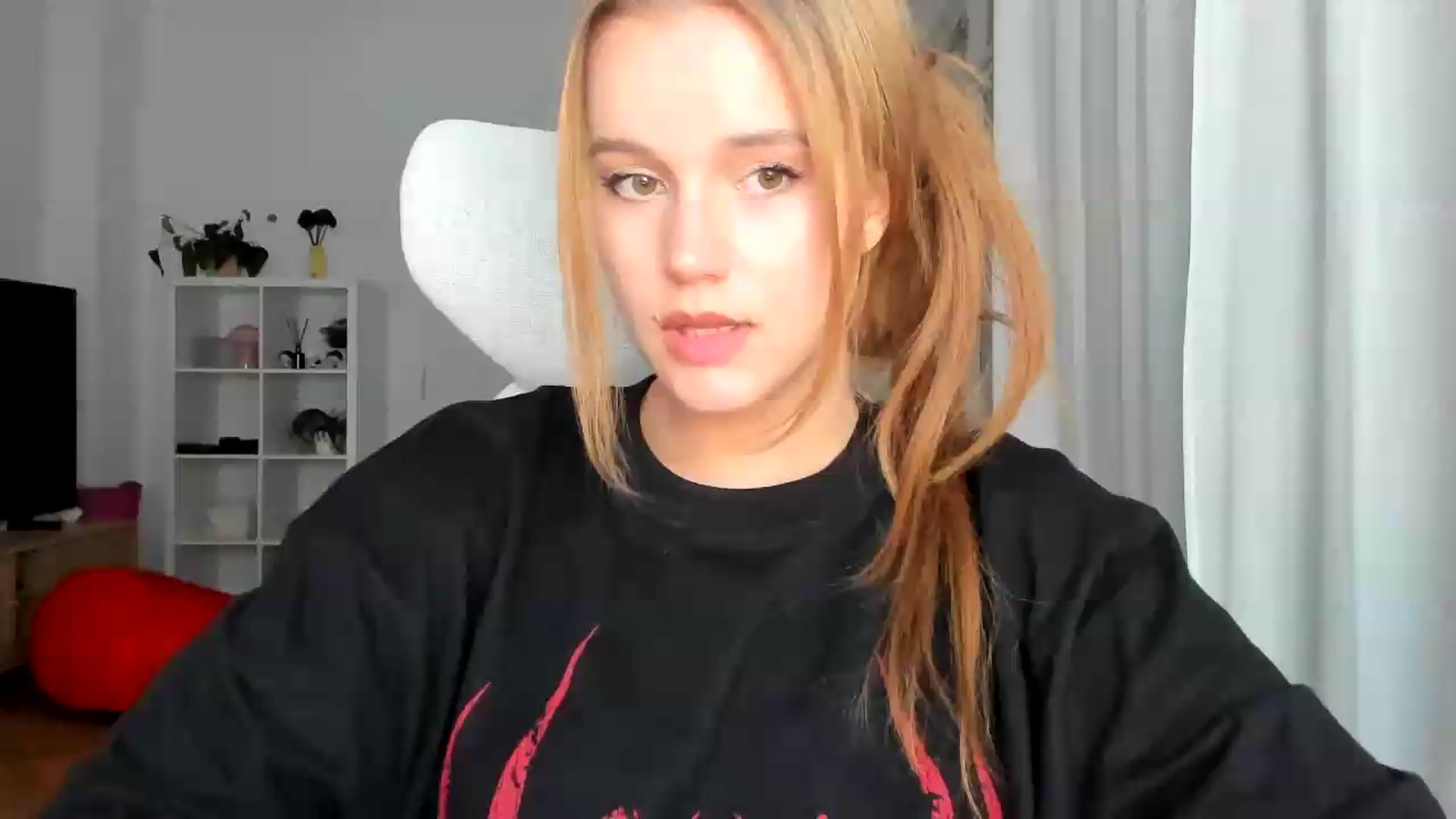 Gallery image thumbnail from Lia_lisia's myfreecams stream on, 08/03/2026, 21:37 image 6 of 20