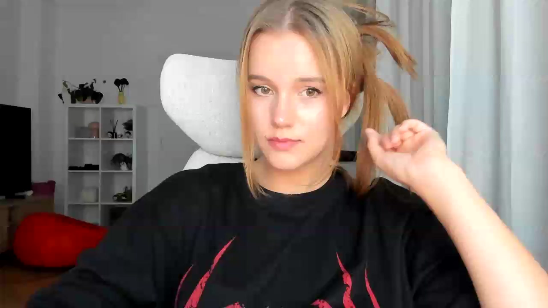 Gallery image thumbnail from Lia_lisia's myfreecams stream on, 08/03/2026, 21:37 image 18 of 20