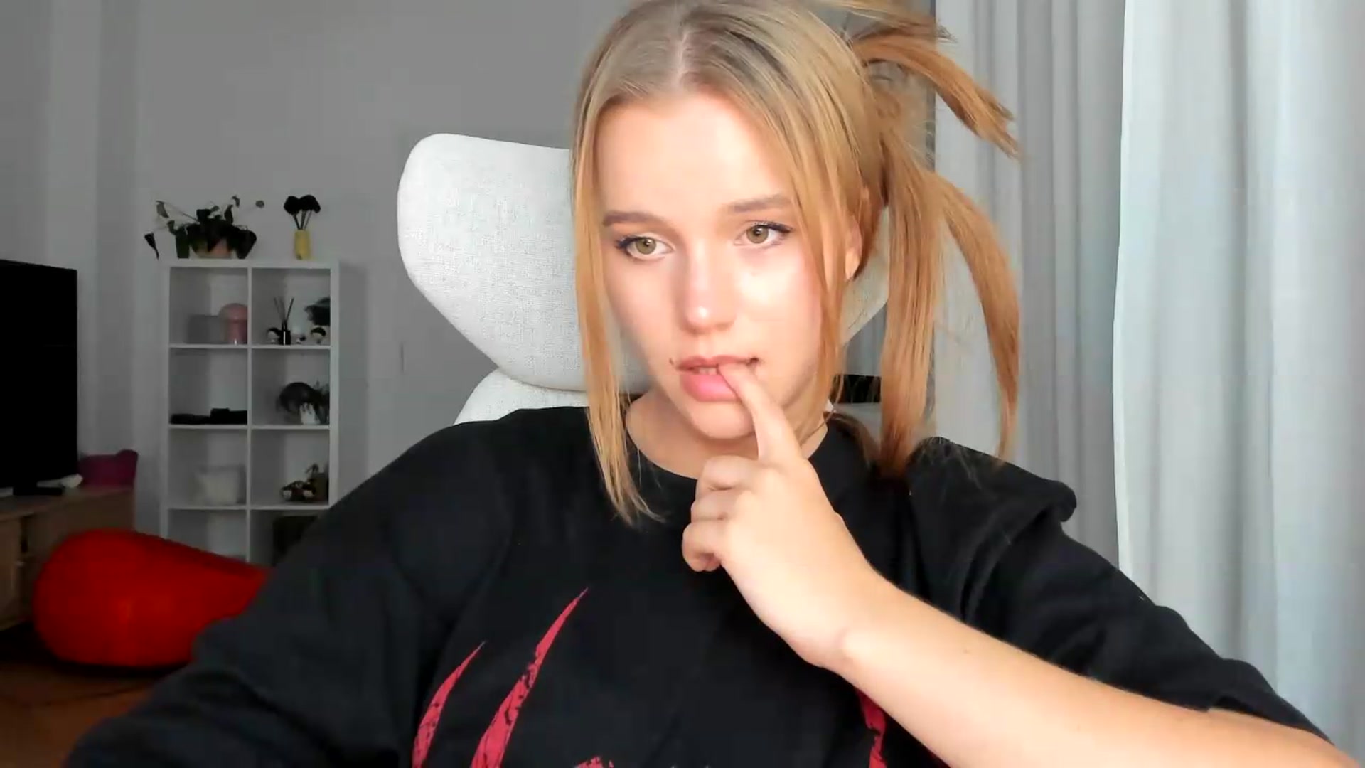 Gallery image thumbnail from Lia_lisia's myfreecams stream on, 08/03/2026, 21:37 image 19 of 20