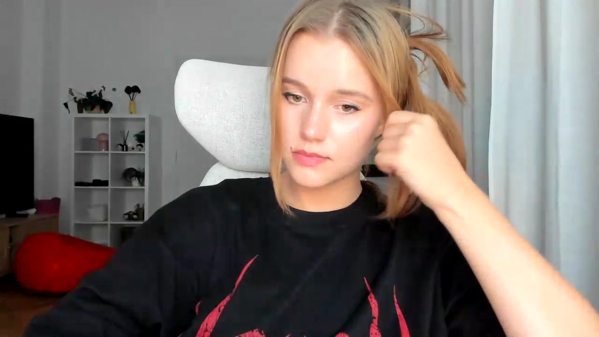 Gallery image thumbnail from Lia_lisia's myfreecams stream on, 08/03/2026, 21:37 image 14 of 20