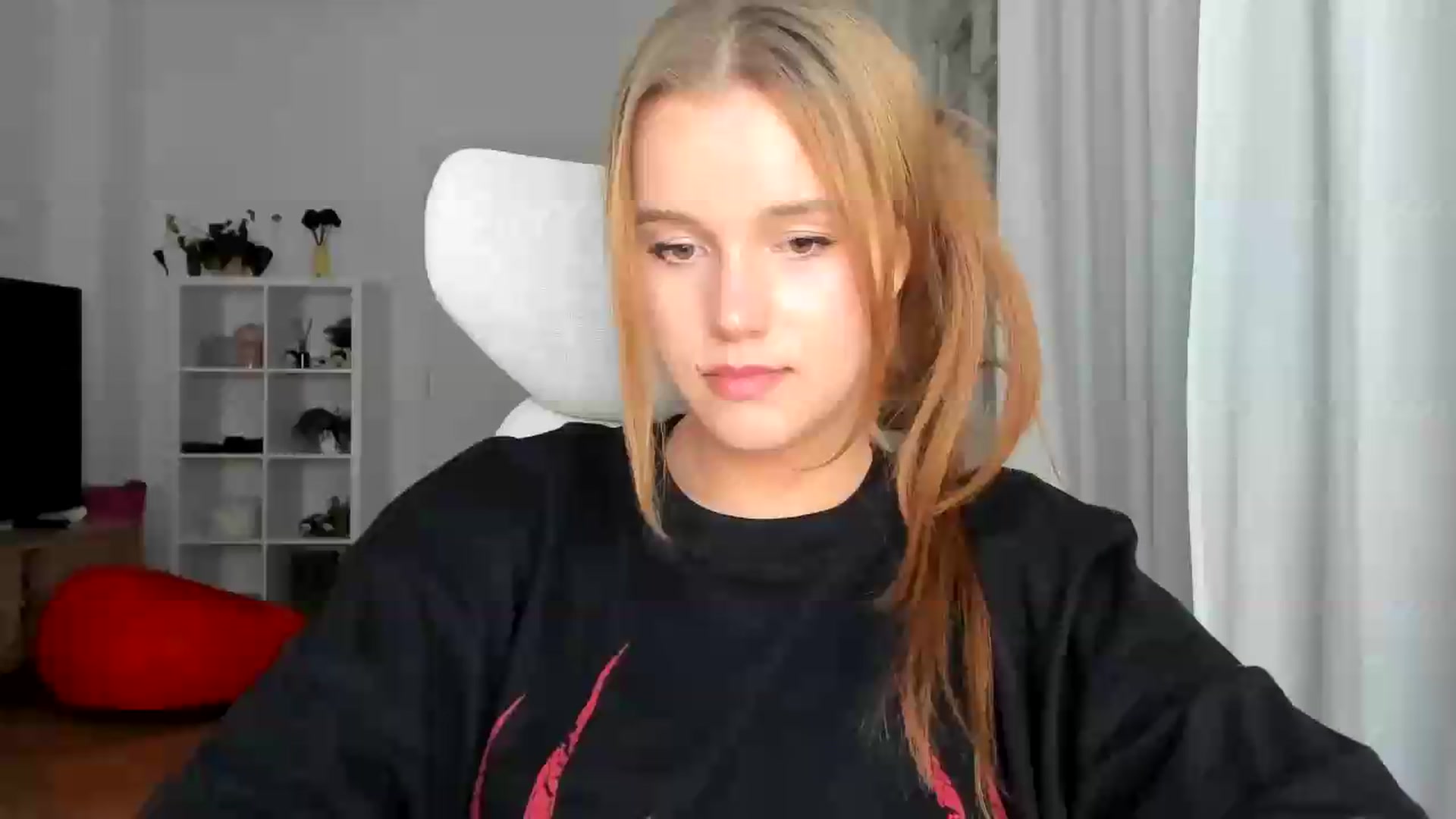 Gallery image thumbnail from Lia_lisia's myfreecams stream on, 08/03/2026, 21:37 image 10 of 20