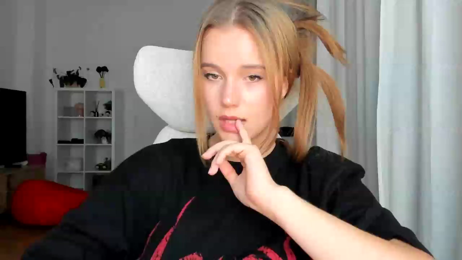 Gallery image thumbnail from Lia_lisia's myfreecams stream on, 08/03/2026, 21:37 image 15 of 20