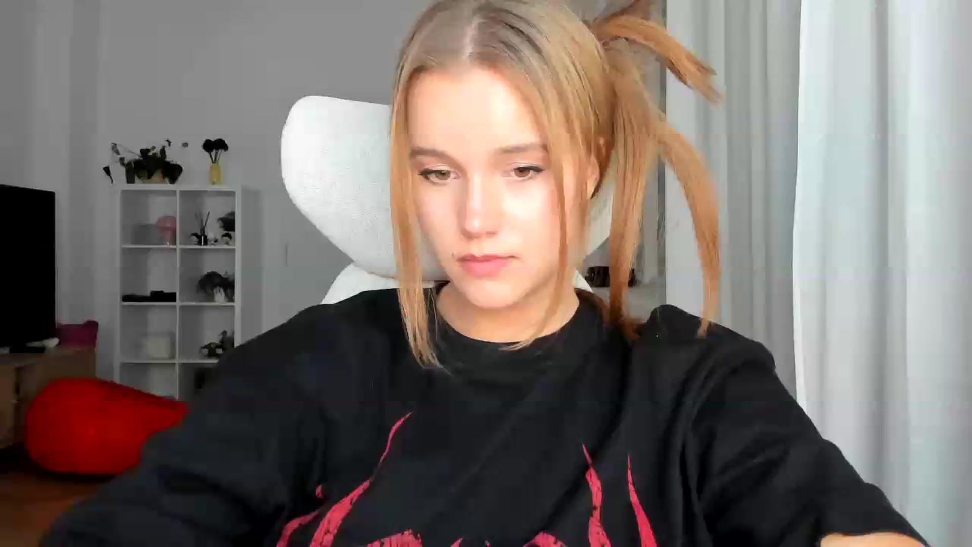 Gallery image thumbnail from Lia_lisia's myfreecams stream on, 08/03/2026, 21:37 image 12 of 20