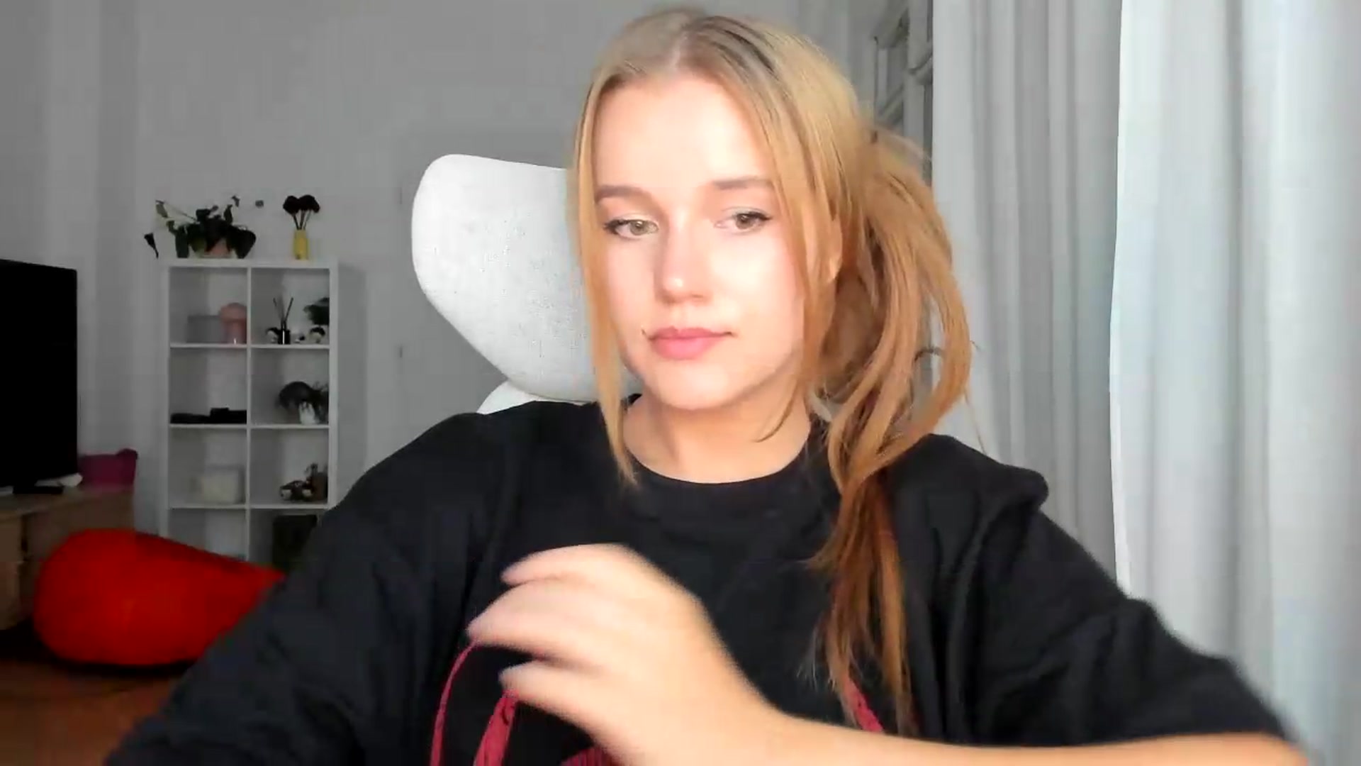 Gallery image thumbnail from Lia_lisia's myfreecams stream on, 08/03/2026, 21:37 image 8 of 20