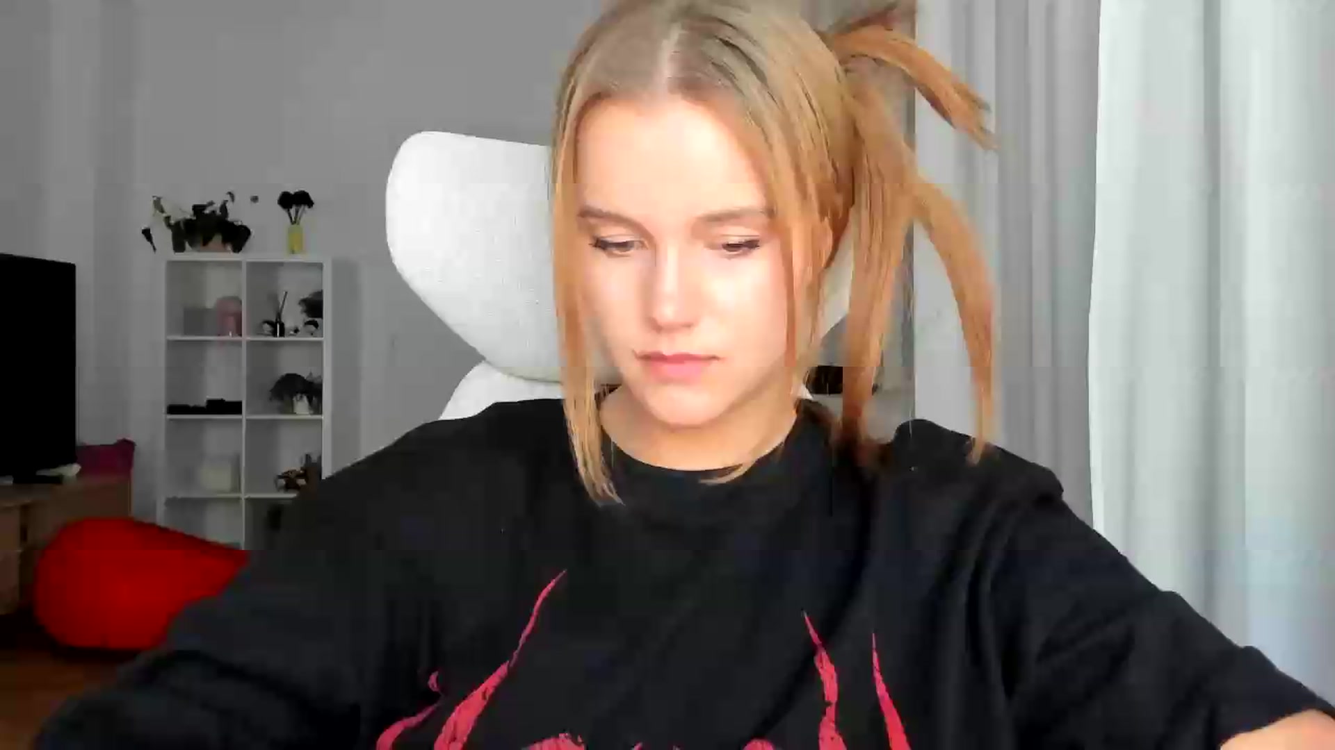 Gallery image thumbnail from Lia_lisia's myfreecams stream on, 08/03/2026, 21:37 image 13 of 20