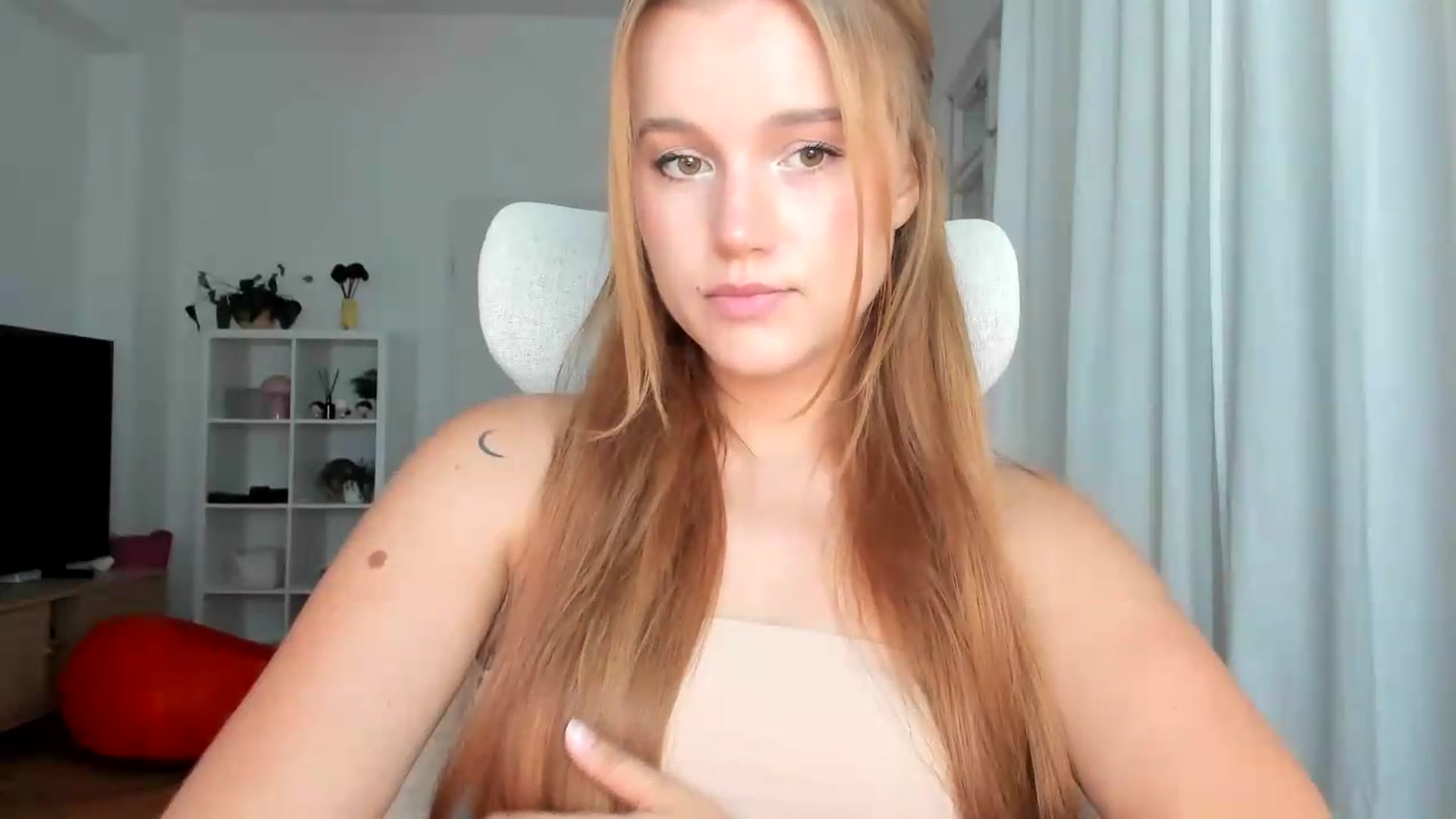 Gallery image thumbnail from Lia_lisia's myfreecams stream on, 08/04/2026, 13:10 image 15 of 20