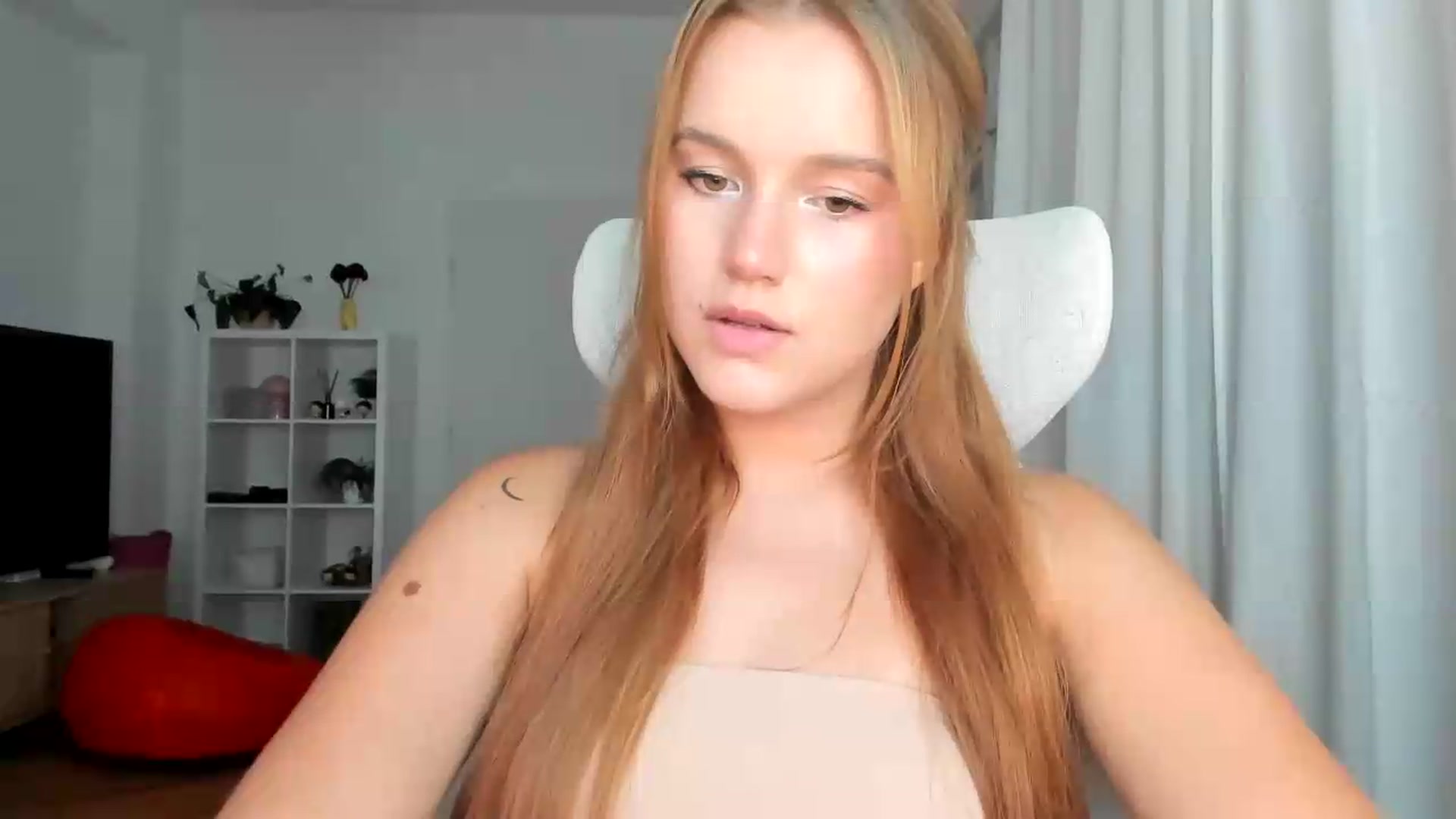 Gallery image thumbnail from Lia_lisia's myfreecams stream on, 08/04/2026, 13:10 image 19 of 20