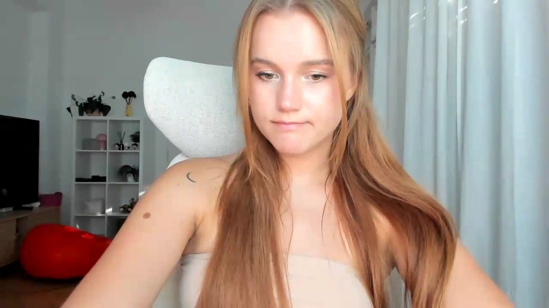 Gallery image thumbnail from Lia_lisia's myfreecams stream on, 08/04/2026, 15:42 image 18 of 20