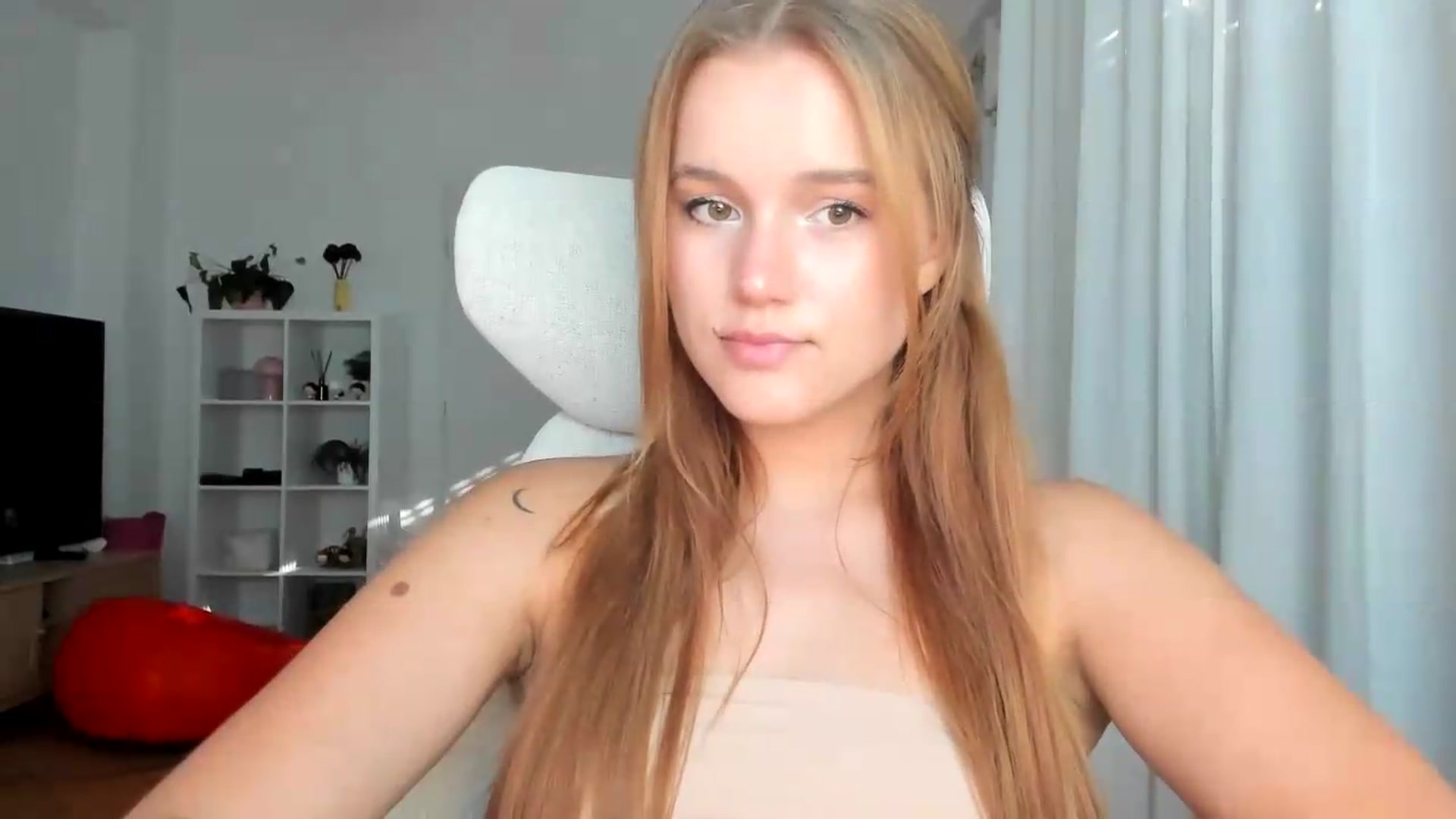 Gallery image thumbnail from Lia_lisia's myfreecams stream on, 08/04/2026, 15:42 image 13 of 20