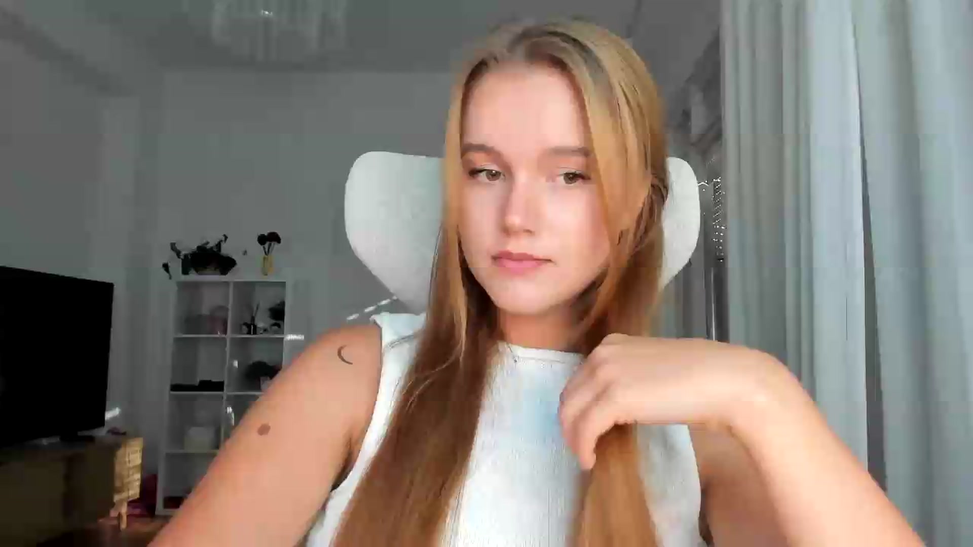 Gallery image thumbnail from Lia_lisia's myfreecams stream on, 08/07/2026, 16:00 image 15 of 20