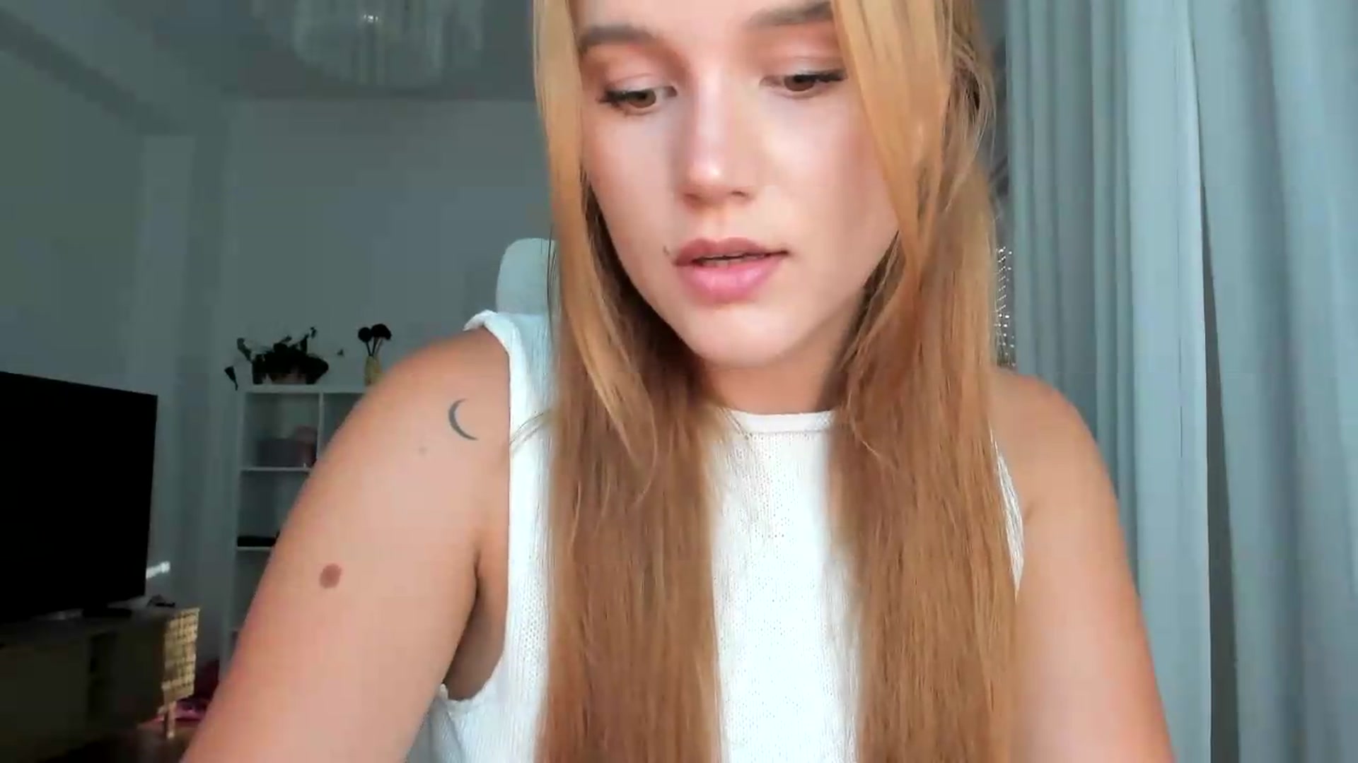 Gallery image thumbnail from Lia_lisia's myfreecams stream on, 08/07/2026, 16:00 image 19 of 20
