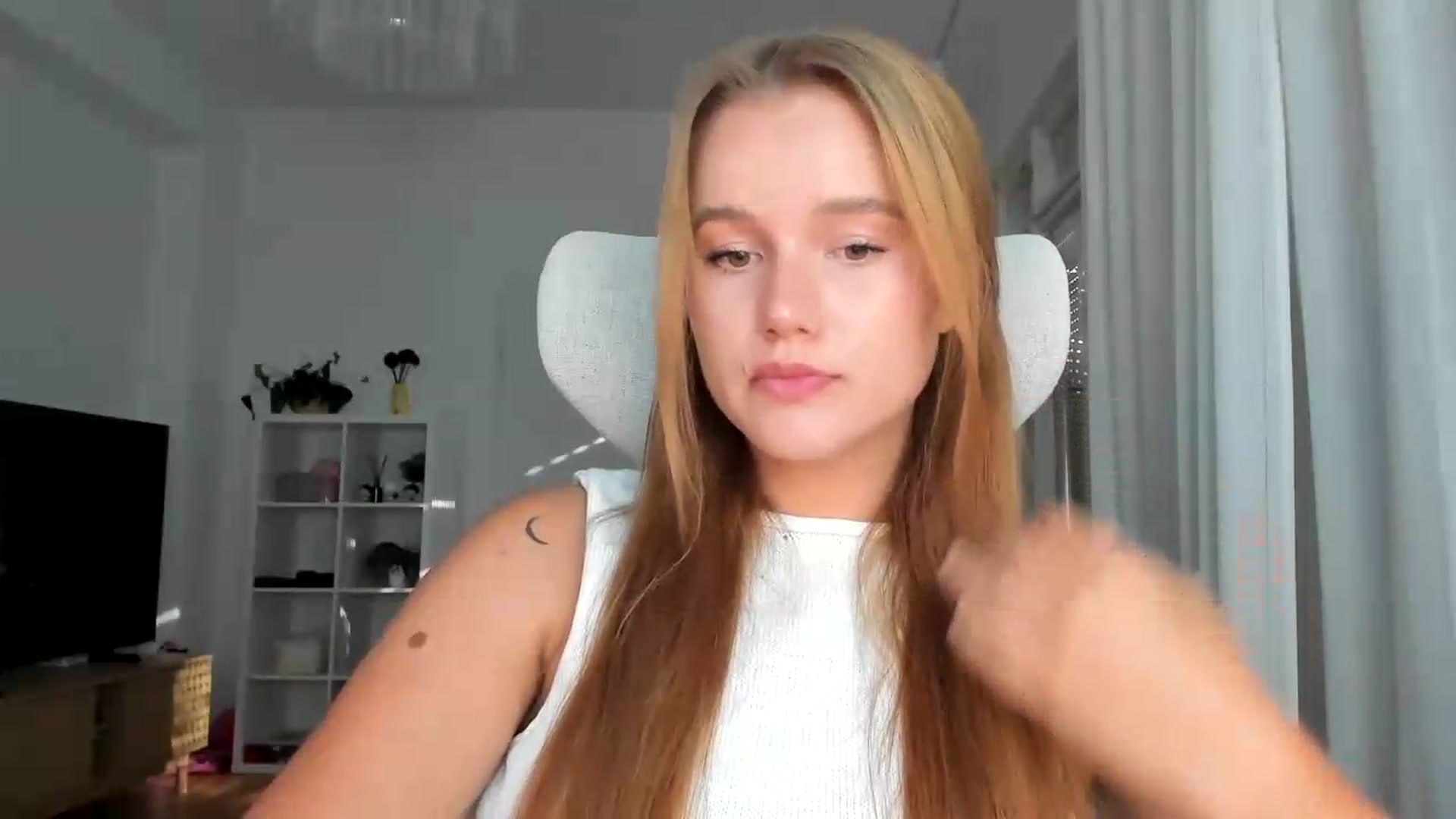 Gallery image thumbnail from Lia_lisia's myfreecams stream on, 08/07/2026, 16:00 image 17 of 20