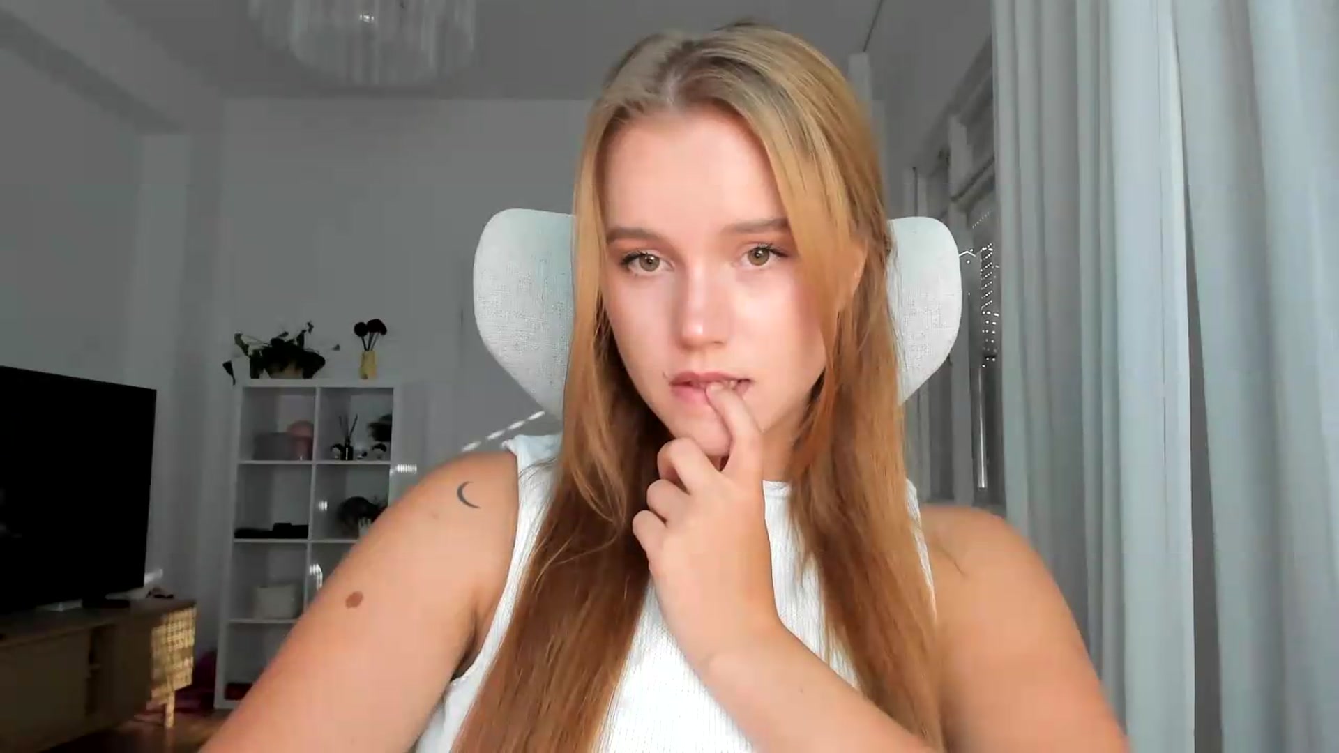 Gallery image thumbnail from Lia_lisia's myfreecams stream on, 08/07/2026, 16:00 image 11 of 20