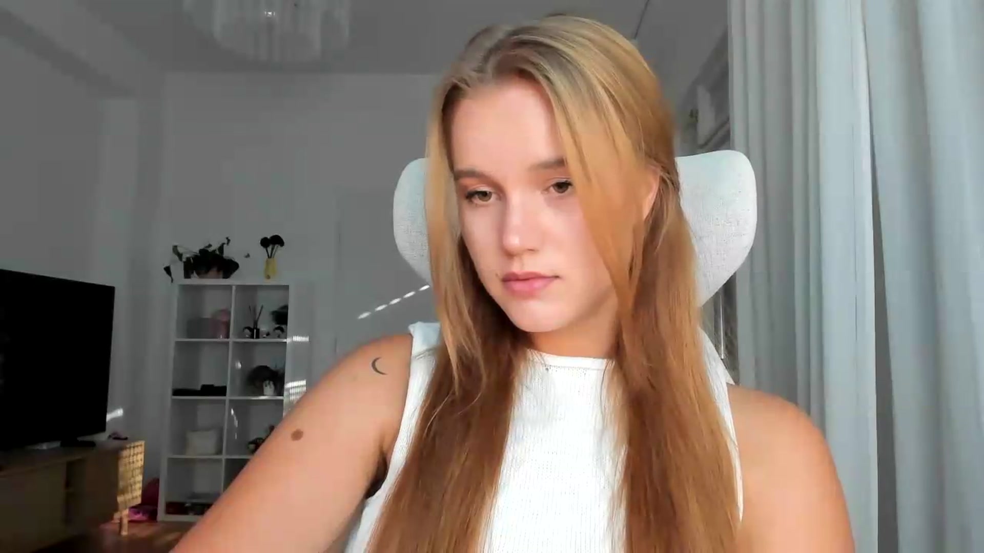Gallery image thumbnail from Lia_lisia's myfreecams stream on, 08/07/2026, 16:00 image 18 of 20